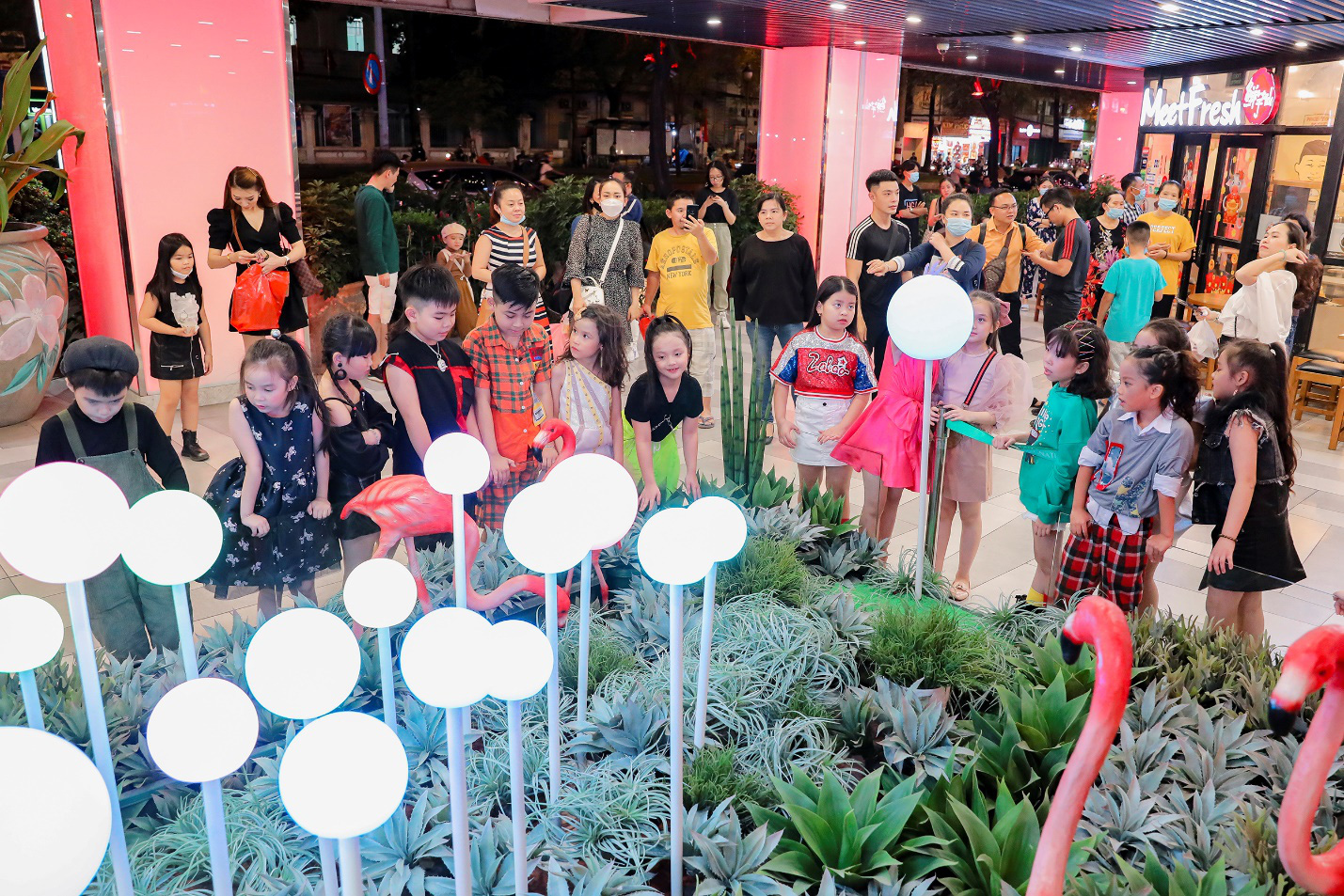Ngất ngây với bữa tiệc âm thanh ánh sáng độc và lạ tại The Garden Mall - Ảnh 4. Ngất ngây với bữa tiệc âm thanh ánh sáng độc và lạ tại The Garden Mall - Ảnh 4.