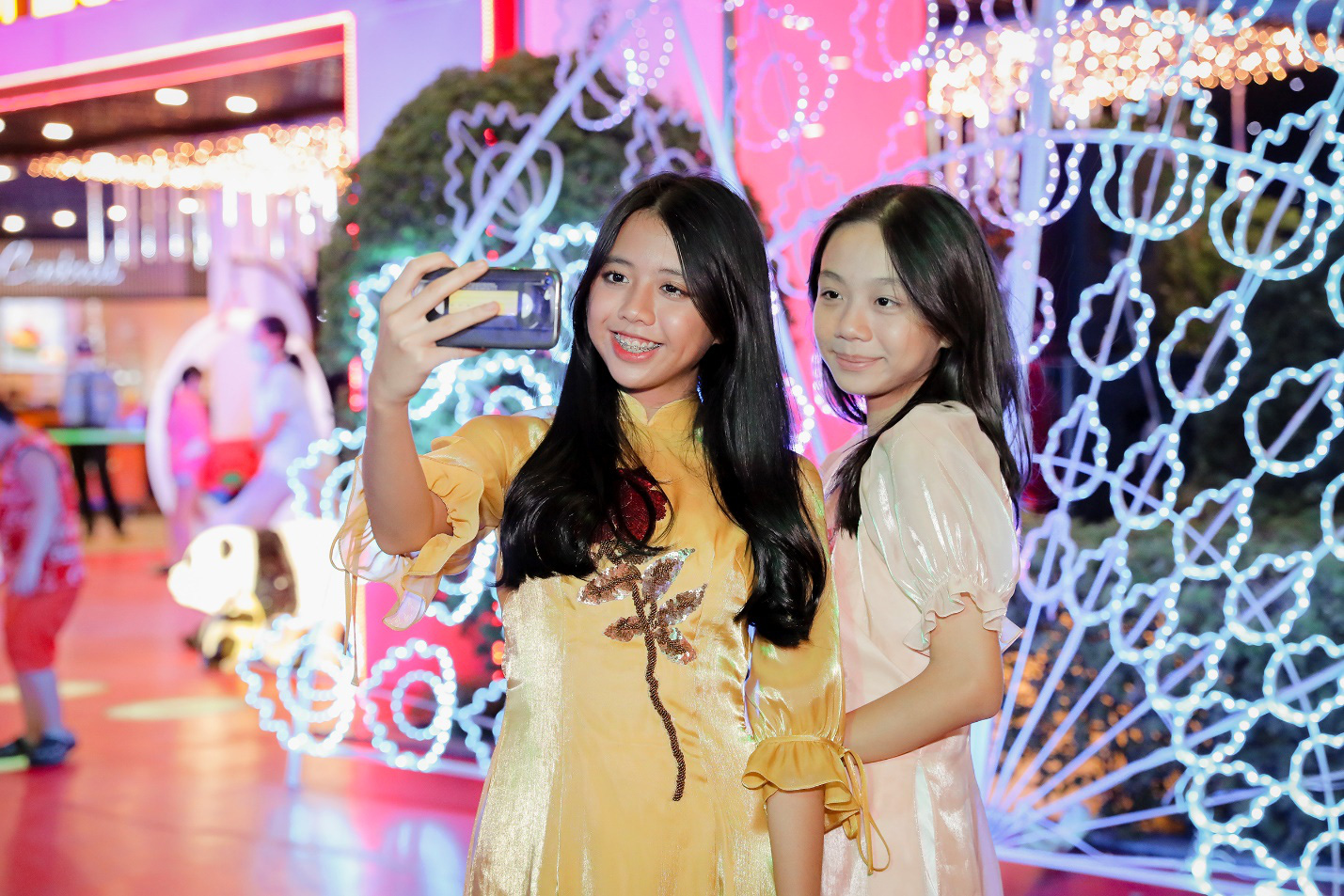 Ngất ngây với bữa tiệc âm thanh ánh sáng độc và lạ tại The Garden Mall - Ảnh 6. Ngất ngây với bữa tiệc âm thanh ánh sáng độc và lạ tại The Garden Mall - Ảnh 6.