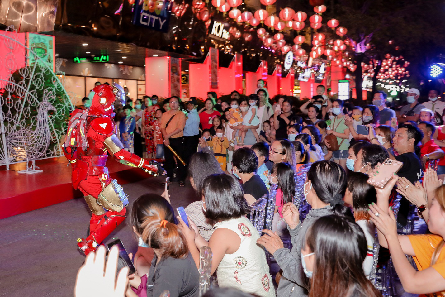 Ngất ngây với bữa tiệc âm thanh ánh sáng độc và lạ tại The Garden Mall - Ảnh 9. Ngất ngây với bữa tiệc âm thanh ánh sáng độc và lạ tại The Garden Mall - Ảnh 9.