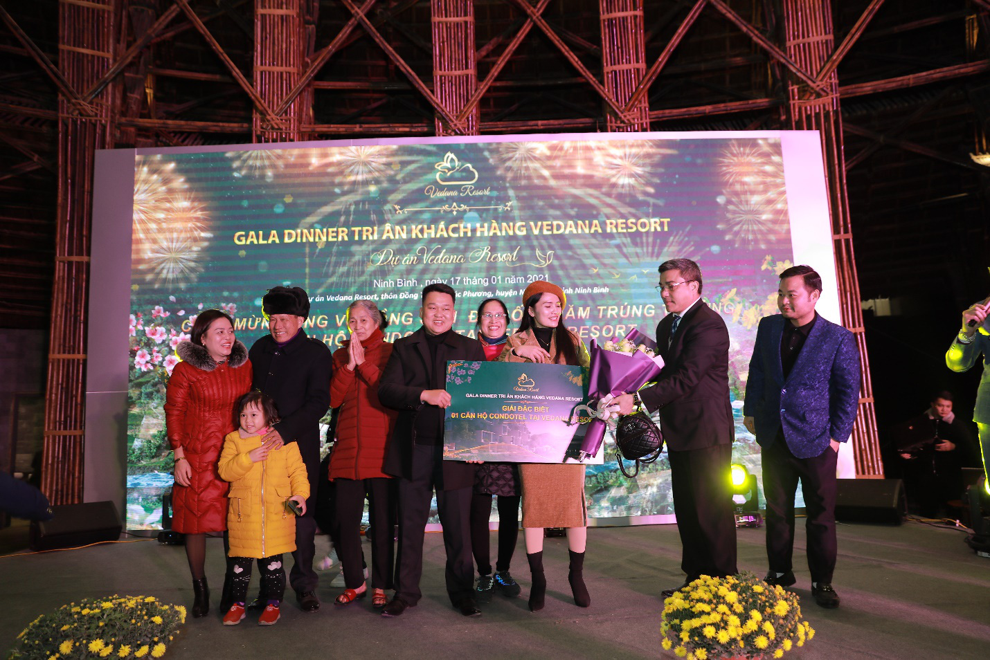 Khách hàng Ninh Bình trúng căn hộ trong gala dinner tri ân khách hàng của Vedana - Ảnh 1.