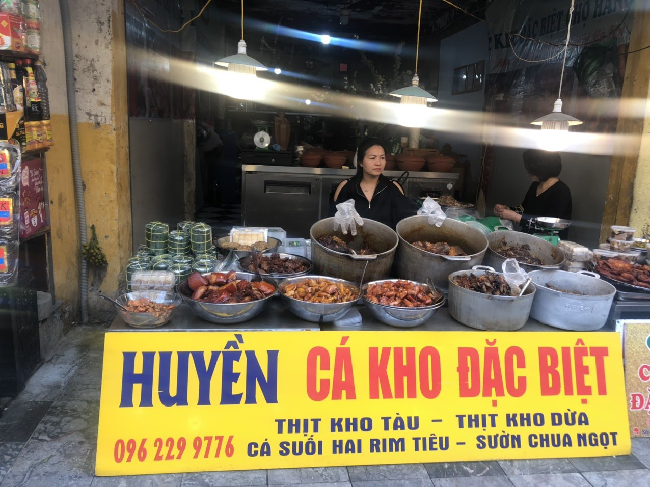 Tết này ăn gì? “Soi” review của loạt food blogger phát hiện món cá kho phố cổ ngon đình đám, nấu 300kg/ngày cũng bán hết veo - Ảnh 3. Tết này ăn gì? “Soi” review của loạt food blogger phát hiện món cá kho phố cổ ngon đình đám, nấu 300kg/ngày cũng bán hết veo - Ảnh 3.