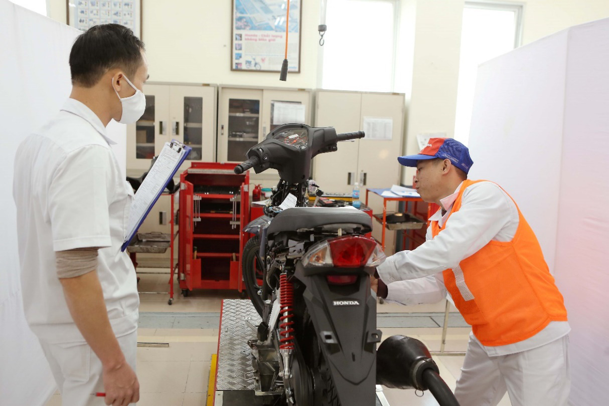 Honda Việt Nam tổ chức vòng chung kết Hội thi kỹ thuật viên dịch vụ và nhân viên phụ tùng xuất sắc 2020 - Ảnh 2. Honda Việt Nam tổ chức vòng chung kết Hội thi kỹ thuật viên dịch vụ và nhân viên phụ tùng xuất sắc 2020 - Ảnh 2.