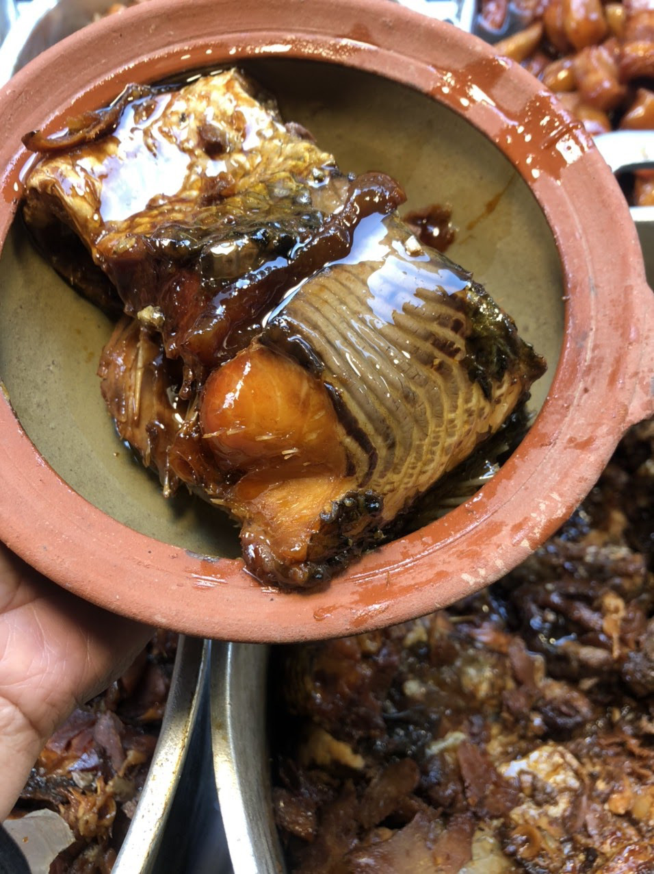 Tết này ăn gì? “Soi” review của loạt food blogger phát hiện món cá kho phố cổ ngon đình đám, nấu 300kg/ngày cũng bán hết veo - Ảnh 5. Tết này ăn gì? “Soi” review của loạt food blogger phát hiện món cá kho phố cổ ngon đình đám, nấu 300kg/ngày cũng bán hết veo - Ảnh 5.