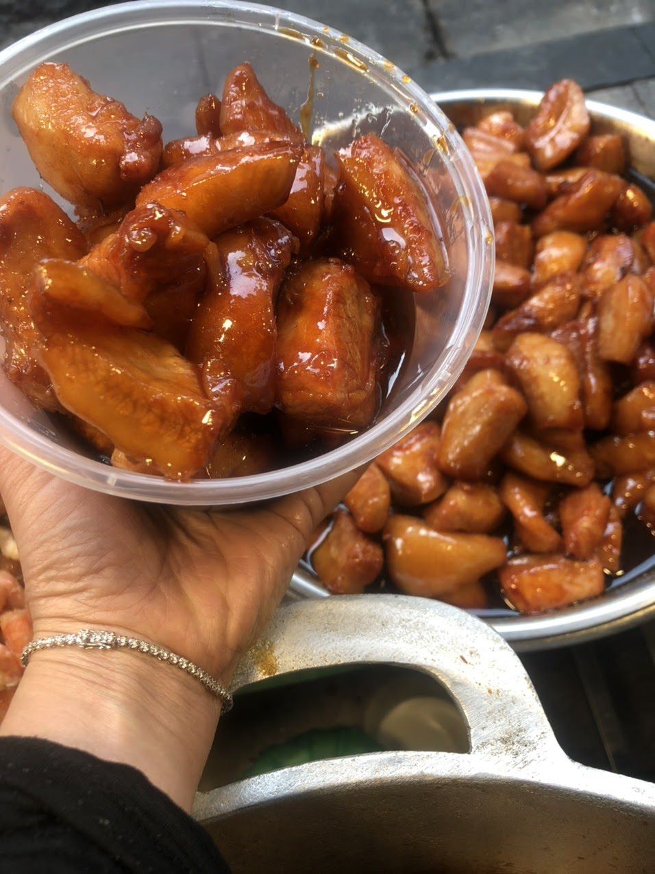 Tết này ăn gì? “Soi” review của loạt food blogger phát hiện món cá kho phố cổ ngon đình đám, nấu 300kg/ngày cũng bán hết veo - Ảnh 6. Tết này ăn gì? “Soi” review của loạt food blogger phát hiện món cá kho phố cổ ngon đình đám, nấu 300kg/ngày cũng bán hết veo - Ảnh 6.