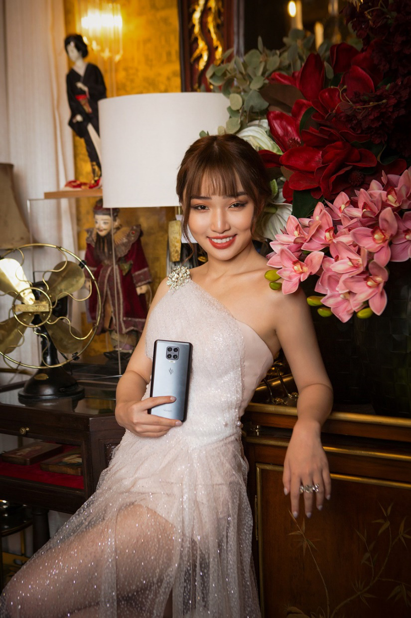 Hoa Nhật Huỳnh tung bộ ảnh sexy khác lạ trước thềm năm mới - Ảnh 3.