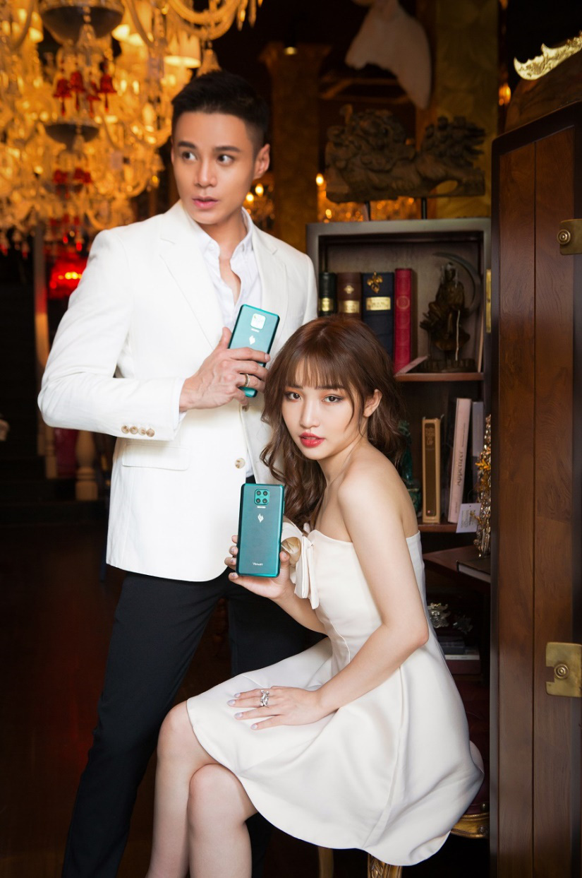 Hoa Nhật Huỳnh tung bộ ảnh sexy khác lạ trước thềm năm mới - Ảnh 4.