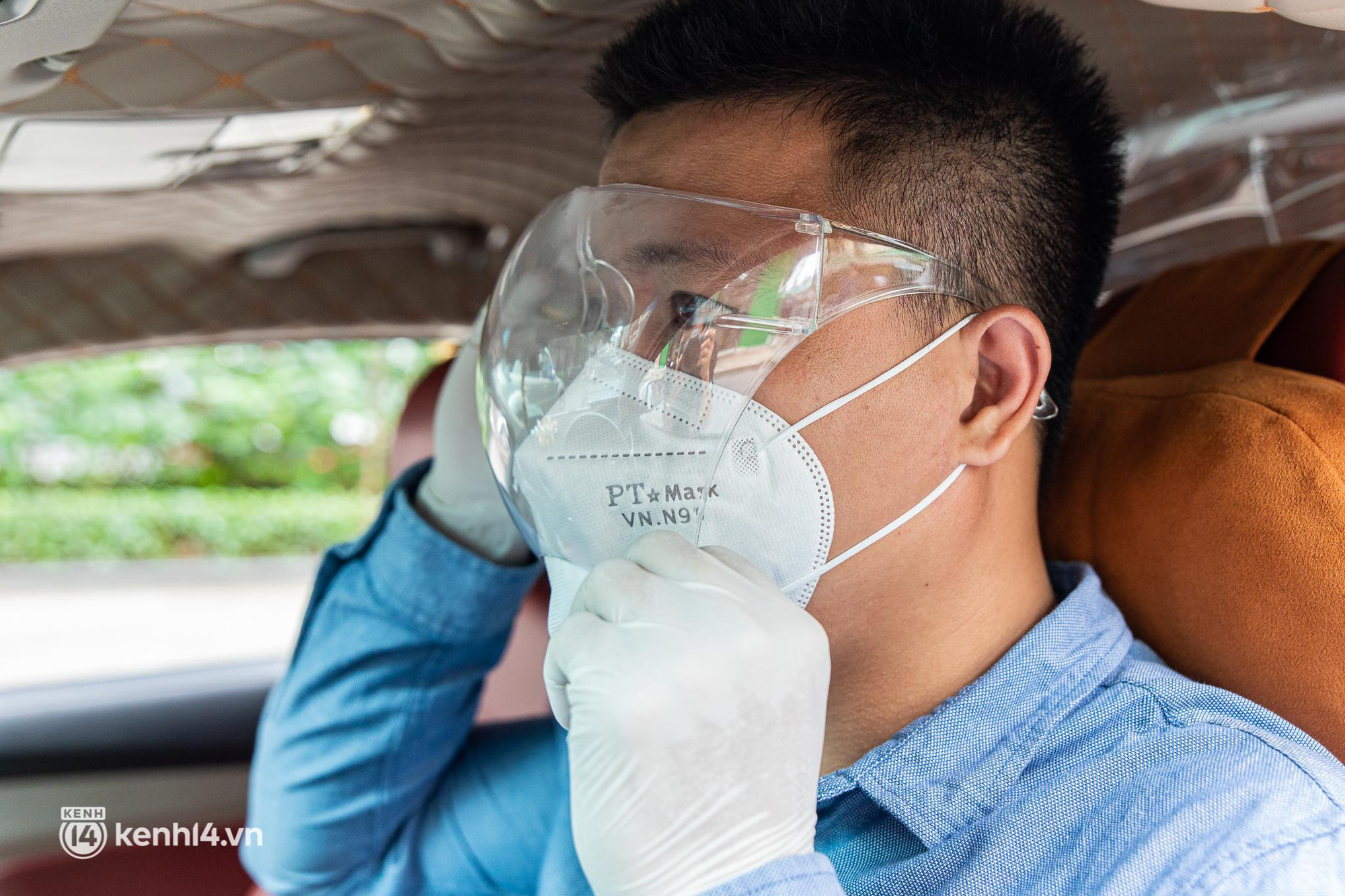 Sài Gòn nới lỏng giãn cách xã hội, bác tài phấn khởi ngày hoạt động trở lại với dịch vụ GrabCar Protect - Ảnh 2. Sài Gòn nới lỏng giãn cách xã hội, bác tài phấn khởi ngày hoạt động trở lại với dịch vụ GrabCar Protect - Ảnh 2.