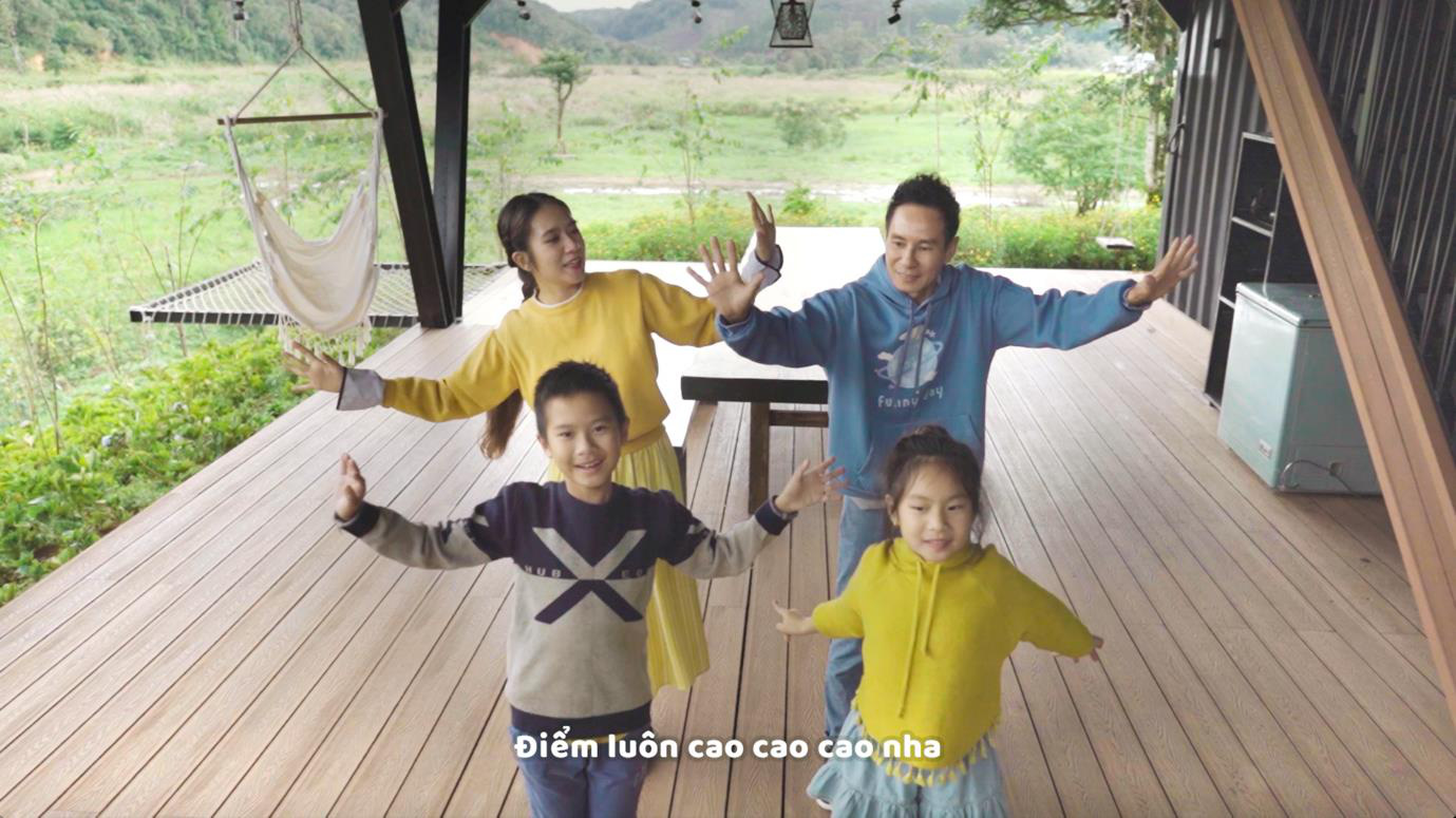 Các con của Lý Hải khoe tài hát và đọc rap trong MV mới - Ảnh 6. Các con của Lý Hải khoe tài hát và đọc rap trong MV mới - Ảnh 6.
