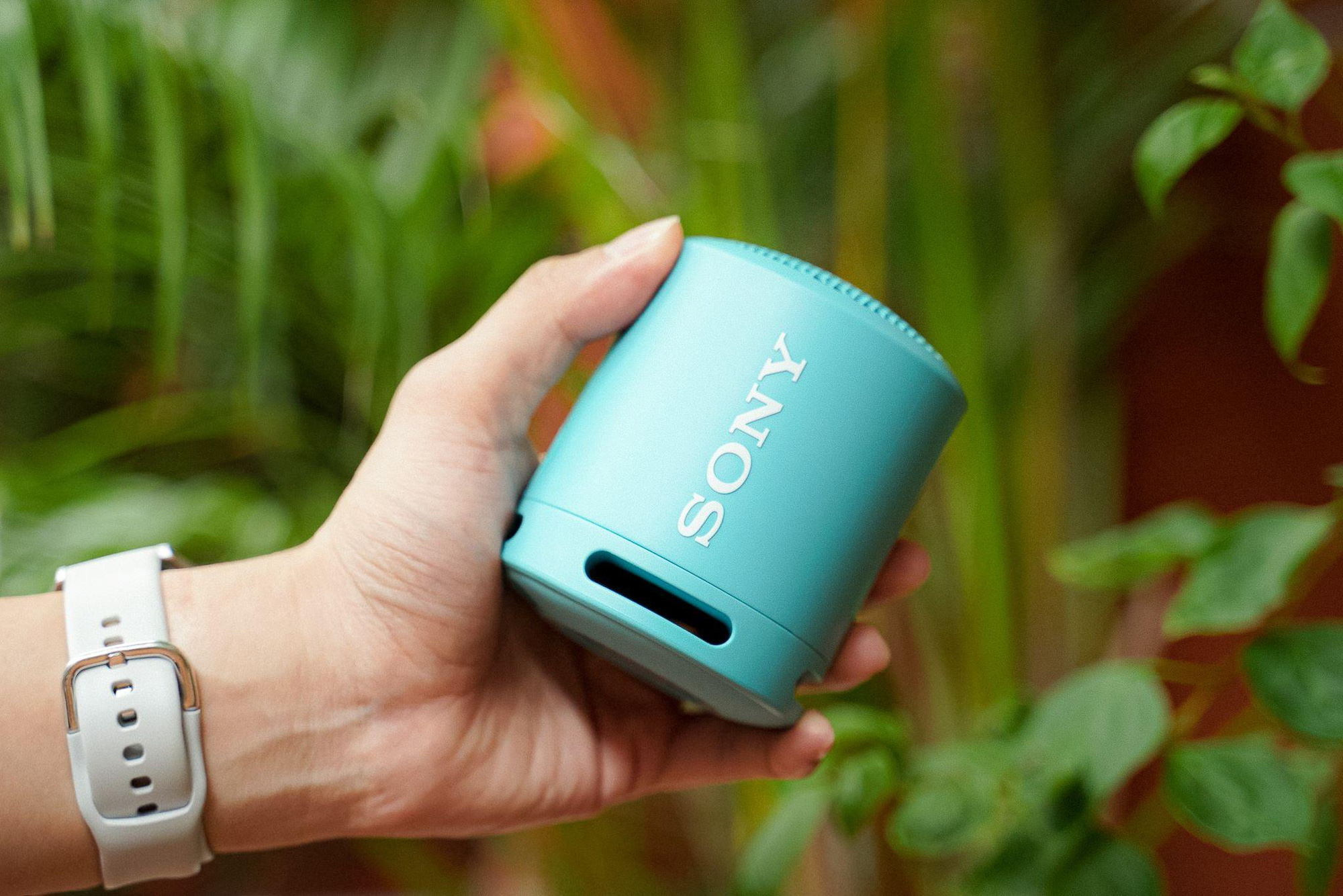 Đây là Sony SRS-XB13: Loa di động “must-have” của Gen Z, chất âm xịn xò, pin bền lại chống bụi/nước - Ảnh 2. Đây là Sony SRS-XB13: Loa di động “must-have” của Gen Z, chất âm xịn xò, pin bền lại chống bụi/nước - Ảnh 2.