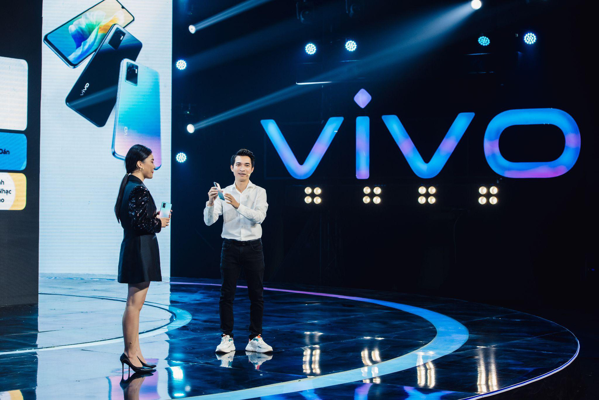 Sân khấu ra mắt vivo V23e nức lòng người hâm mộ: “Đại tiệc” mãn nhãn khán giả cùng siêu phẩm điện thoại selfie tự nhiên - Ảnh 2. Sân khấu ra mắt vivo V23e nức lòng người hâm mộ: “Đại tiệc” mãn nhãn khán giả cùng siêu phẩm điện thoại selfie tự nhiên - Ảnh 2.