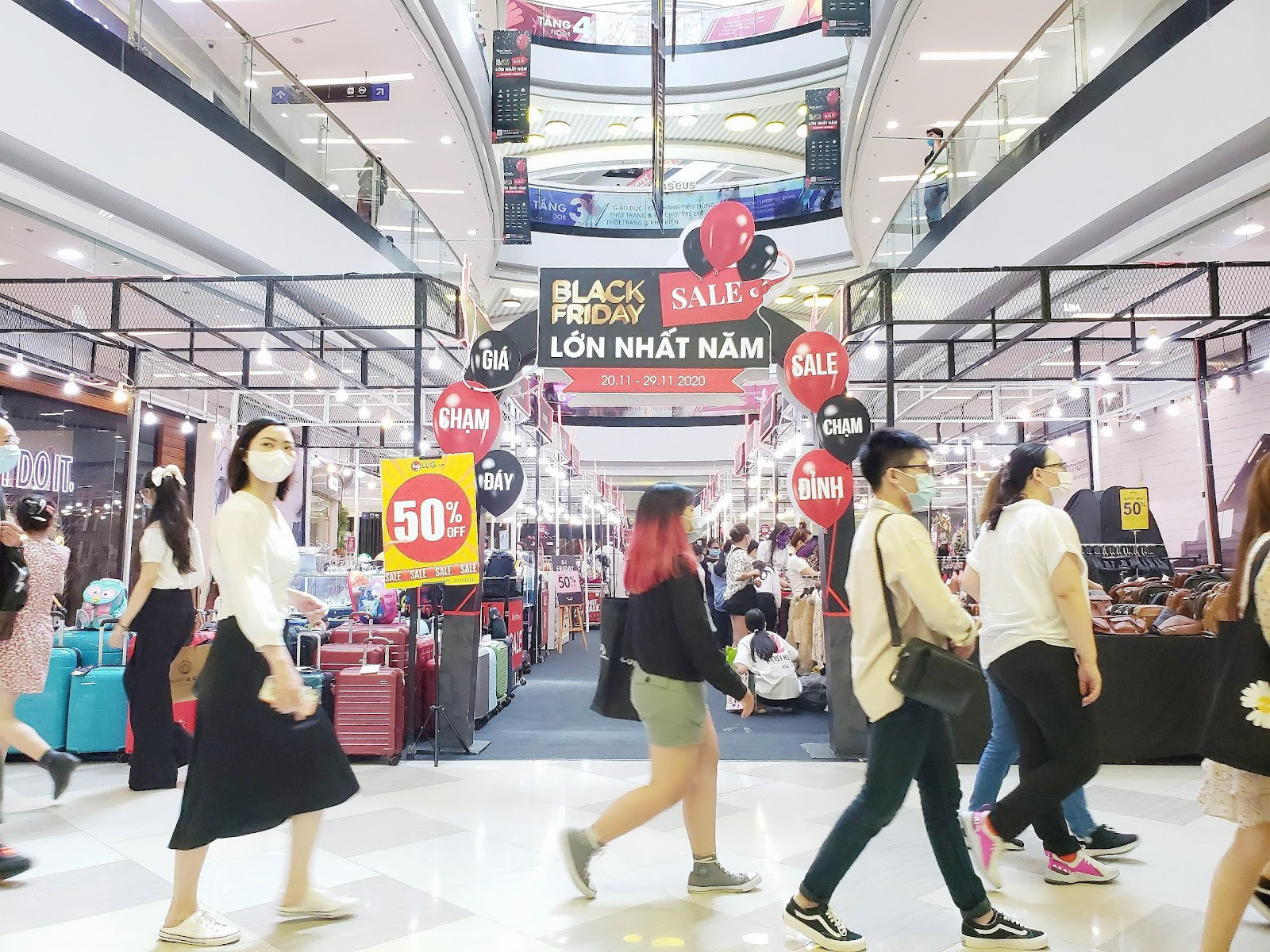 Vạn Hạnh Mall bùng nổ “Sale chạm đỉnh, giá chạm đáy” tại sự kiện Black Friday - Ảnh 1.