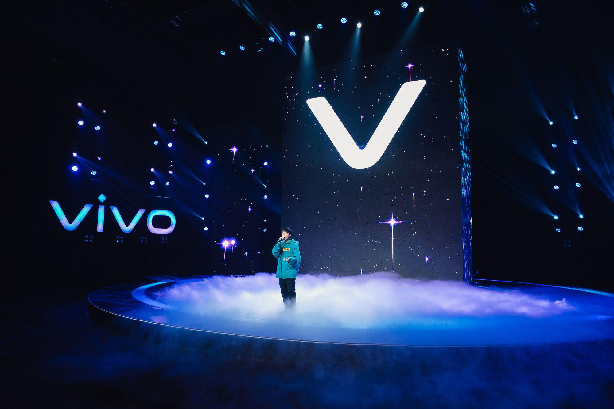 Sân khấu ra mắt vivo V23e nức lòng người hâm mộ: “Đại tiệc” mãn nhãn khán giả cùng siêu phẩm điện thoại selfie tự nhiên - Ảnh 8. Sân khấu ra mắt vivo V23e nức lòng người hâm mộ: “Đại tiệc” mãn nhãn khán giả cùng siêu phẩm điện thoại selfie tự nhiên - Ảnh 8.