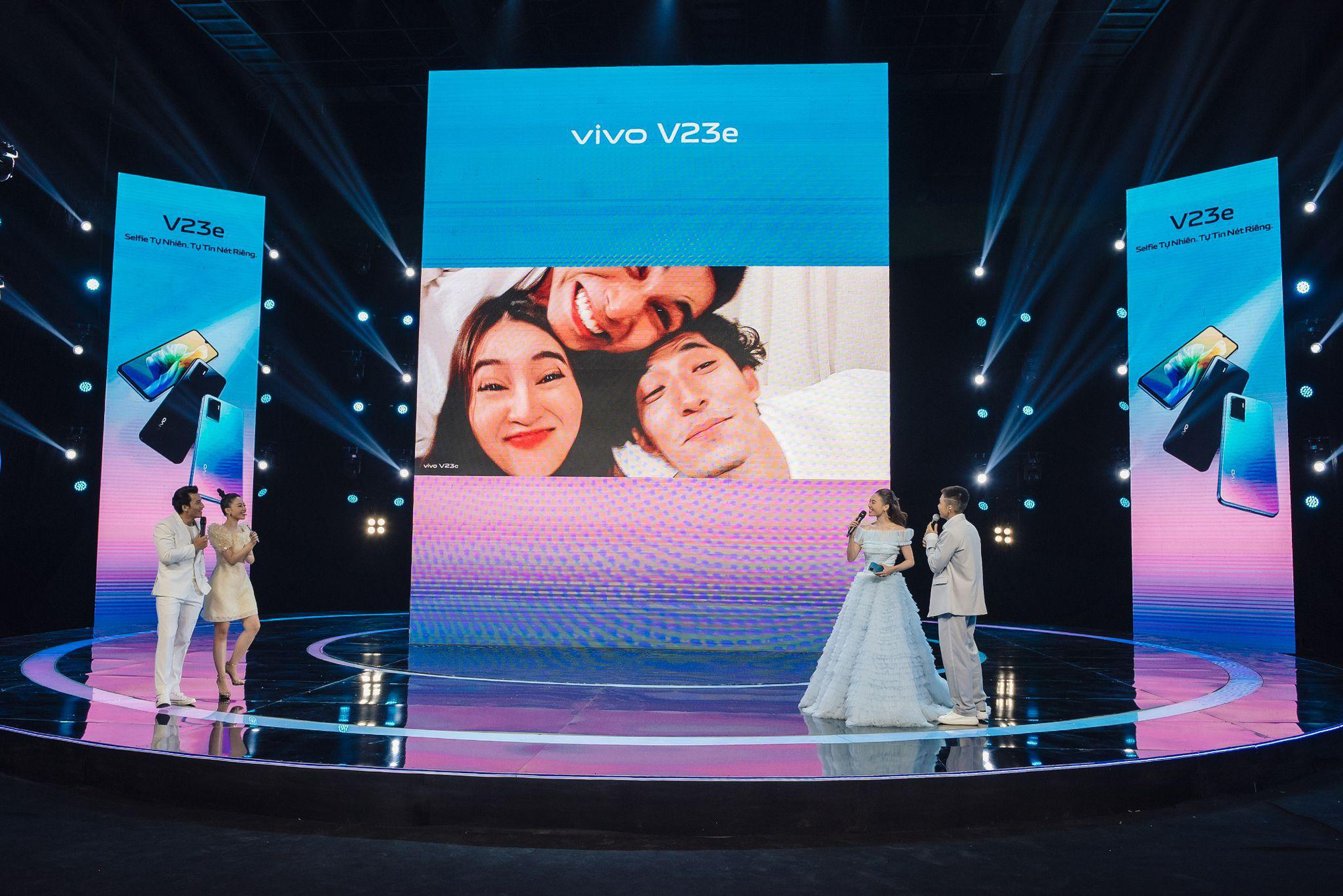 Sân khấu ra mắt vivo V23e nức lòng người hâm mộ: “Đại tiệc” mãn nhãn khán giả cùng siêu phẩm điện thoại selfie tự nhiên - Ảnh 9. Sân khấu ra mắt vivo V23e nức lòng người hâm mộ: “Đại tiệc” mãn nhãn khán giả cùng siêu phẩm điện thoại selfie tự nhiên - Ảnh 9.