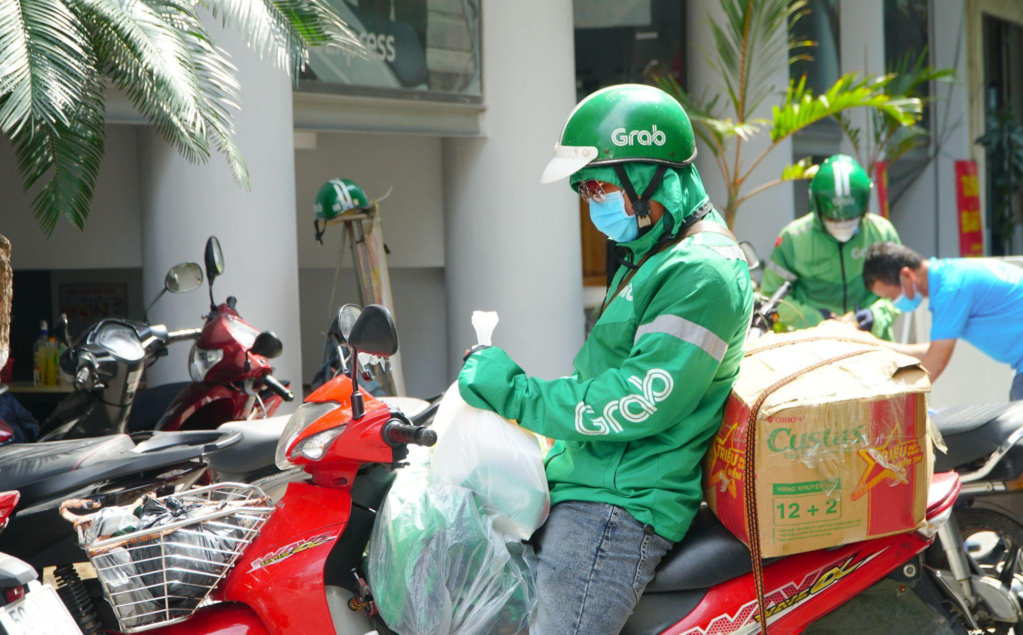 Bác tài công nghệ xúc động nhận túi quà nhu yếu phẩm: Niềm vui nhỏ, động lực lớn! - Ảnh 3. Bác tài công nghệ xúc động nhận túi quà nhu yếu phẩm: Niềm vui nhỏ, động lực lớn! - Ảnh 3.