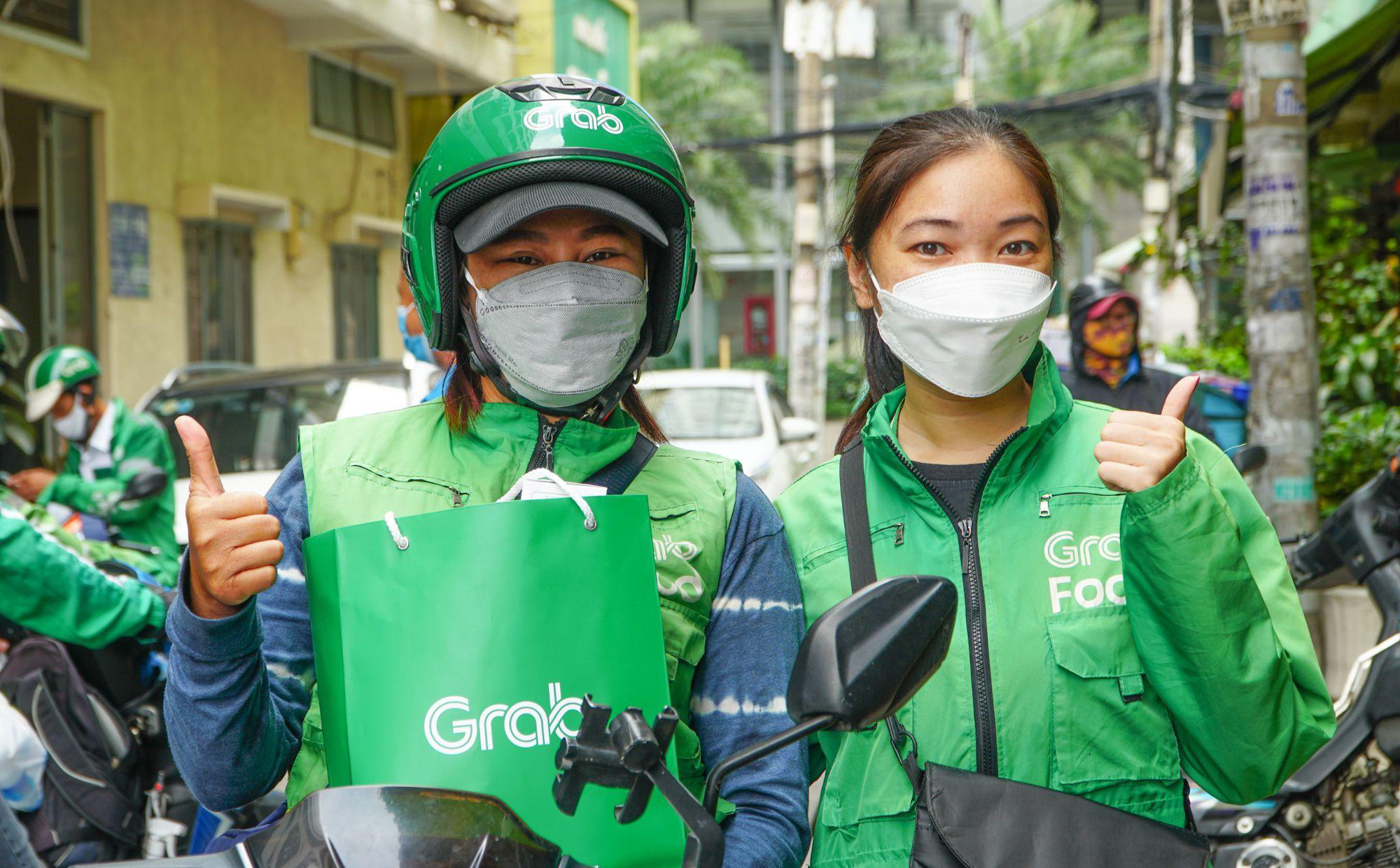 Bác tài công nghệ xúc động nhận túi quà nhu yếu phẩm: Niềm vui nhỏ, động lực lớn! - Ảnh 5. Bác tài công nghệ xúc động nhận túi quà nhu yếu phẩm: Niềm vui nhỏ, động lực lớn! - Ảnh 5.
