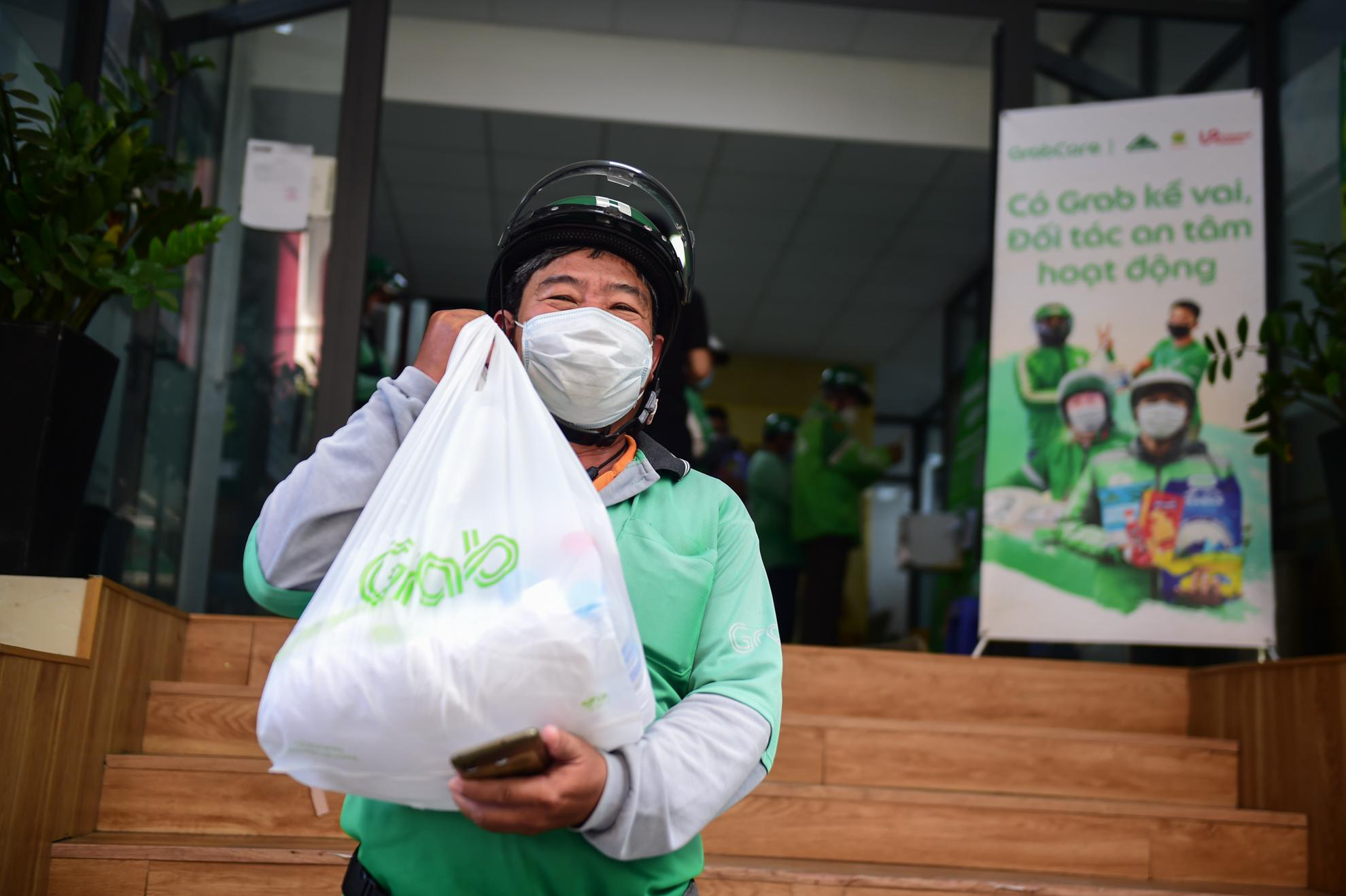 Bác tài công nghệ xúc động nhận túi quà nhu yếu phẩm: Niềm vui nhỏ, động lực lớn! - Ảnh 7. Bác tài công nghệ xúc động nhận túi quà nhu yếu phẩm: Niềm vui nhỏ, động lực lớn! - Ảnh 7.