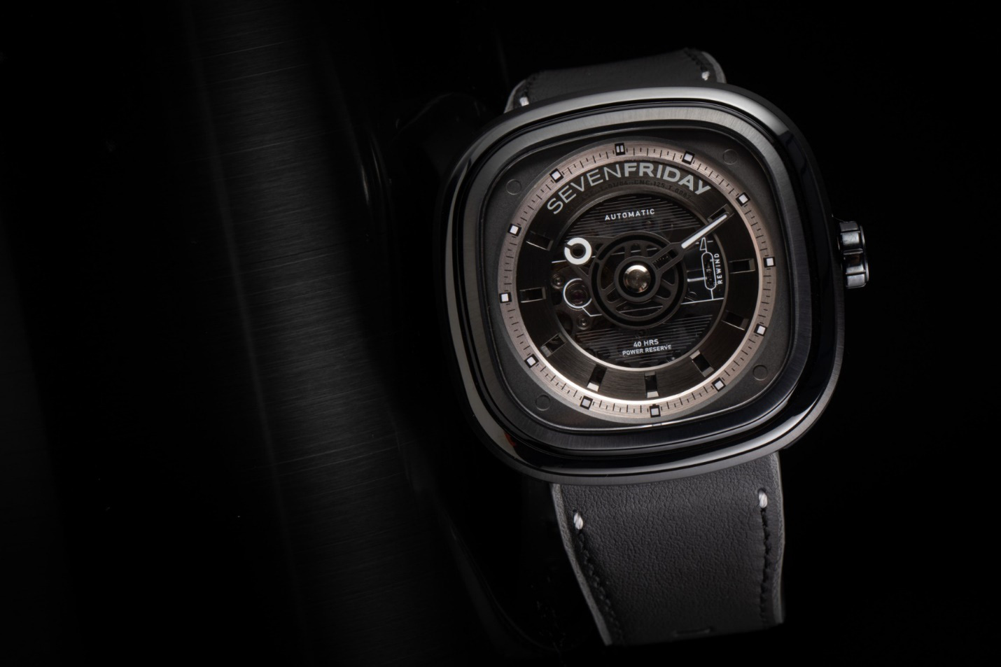 SEVENFRIDAY bất ngờ “back to basic” với T1/04 chỉ hai màu trắng đen - Ảnh 1. SEVENFRIDAY bất ngờ “back to basic” với T1/04 chỉ hai màu trắng đen - Ảnh 1.