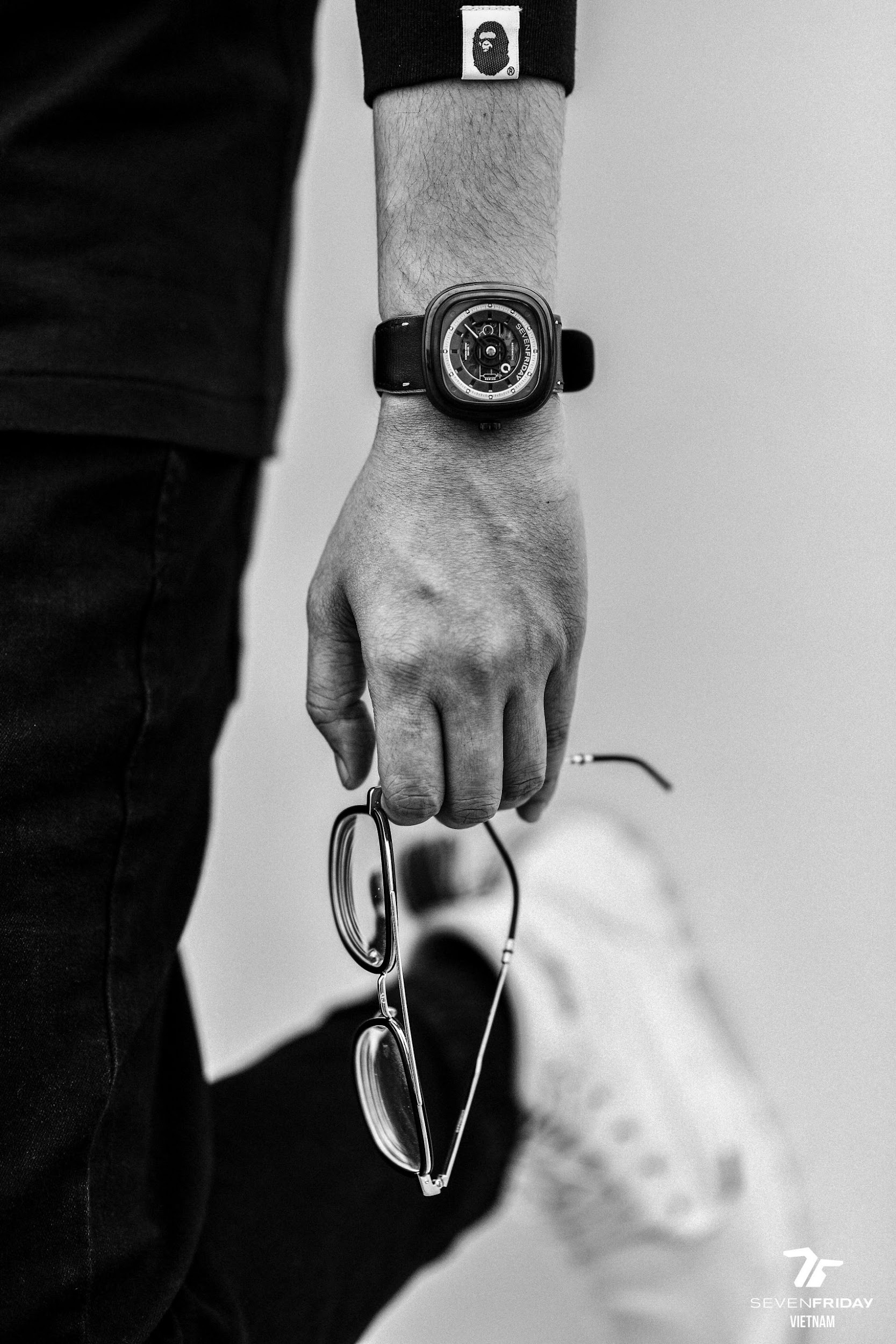 SEVENFRIDAY bất ngờ “back to basic” với T1/04 chỉ hai màu trắng đen - Ảnh 2. SEVENFRIDAY bất ngờ “back to basic” với T1/04 chỉ hai màu trắng đen - Ảnh 2.