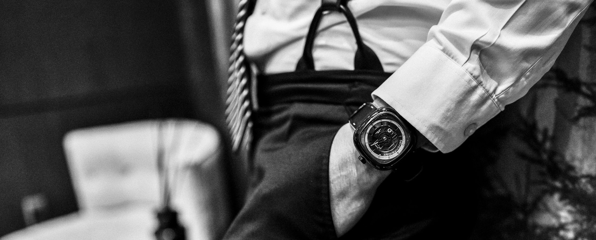SEVENFRIDAY bất ngờ “back to basic” với T1/04 chỉ hai màu trắng đen - Ảnh 6. SEVENFRIDAY bất ngờ “back to basic” với T1/04 chỉ hai màu trắng đen - Ảnh 6.
