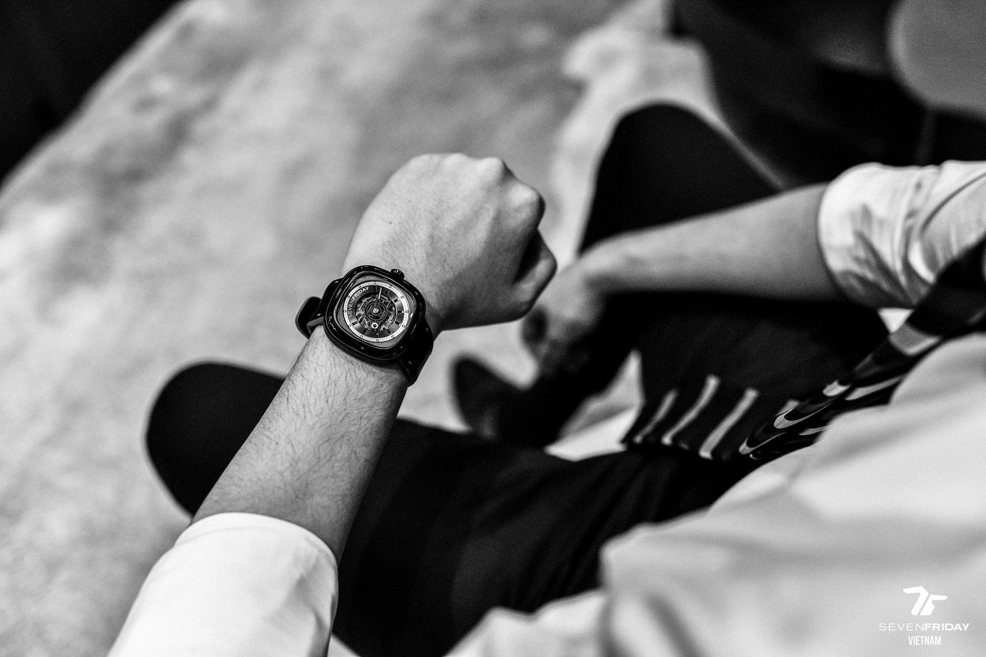 SEVENFRIDAY bất ngờ “back to basic” với T1/04 chỉ hai màu trắng đen - Ảnh 7. SEVENFRIDAY bất ngờ “back to basic” với T1/04 chỉ hai màu trắng đen - Ảnh 7.
