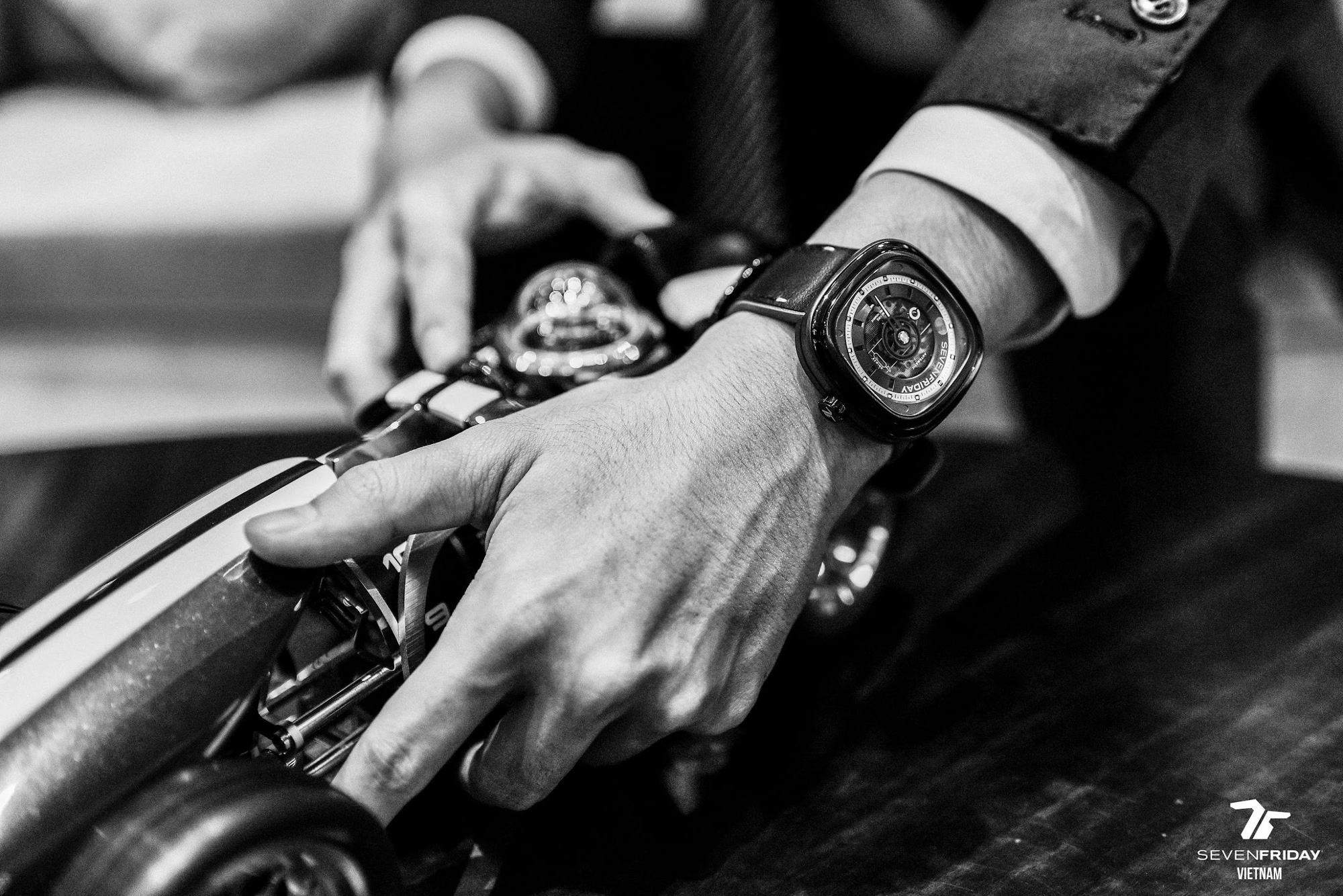 SEVENFRIDAY bất ngờ “back to basic” với T1/04 chỉ hai màu trắng đen - Ảnh 8. SEVENFRIDAY bất ngờ “back to basic” với T1/04 chỉ hai màu trắng đen - Ảnh 8.