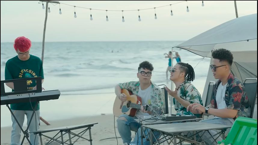 Dàn ca sĩ 2 miền Nam Bắc hội tụ giải tỏa căng thẳng - Ảnh 3. Dàn ca sĩ 2 miền Nam Bắc hội tụ giải tỏa căng thẳng - Ảnh 3.