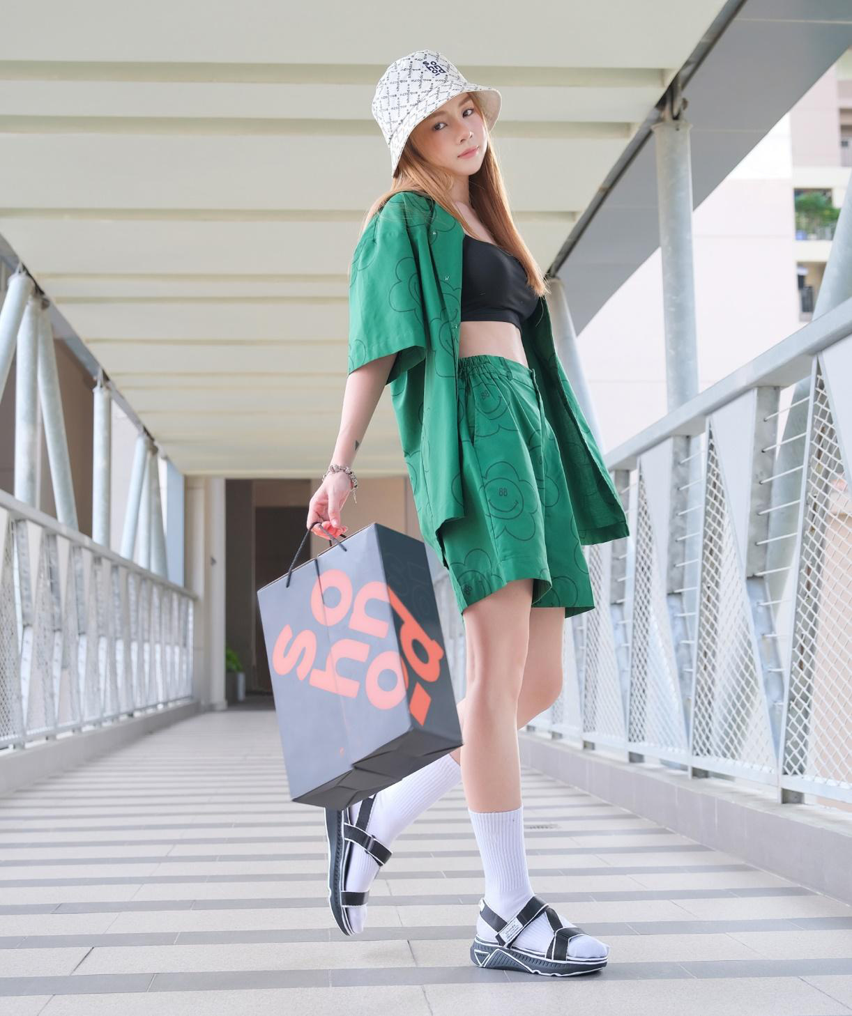 Cộng đồng mạng “soi” ra chi tiết lạ trong outfit của DJ Mie - Ảnh 4. Cộng đồng mạng “soi” ra chi tiết lạ trong outfit của DJ Mie - Ảnh 4.
