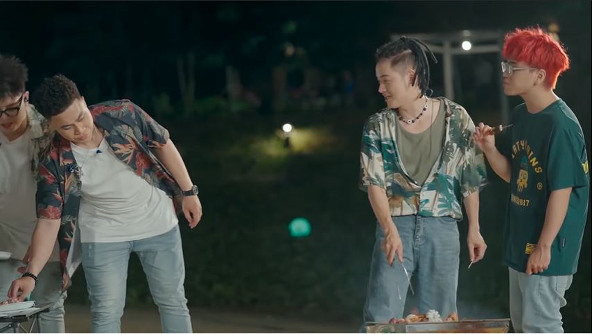 Dàn ca sĩ 2 miền Nam Bắc hội tụ giải tỏa căng thẳng - Ảnh 6. Dàn ca sĩ 2 miền Nam Bắc hội tụ giải tỏa căng thẳng - Ảnh 6.