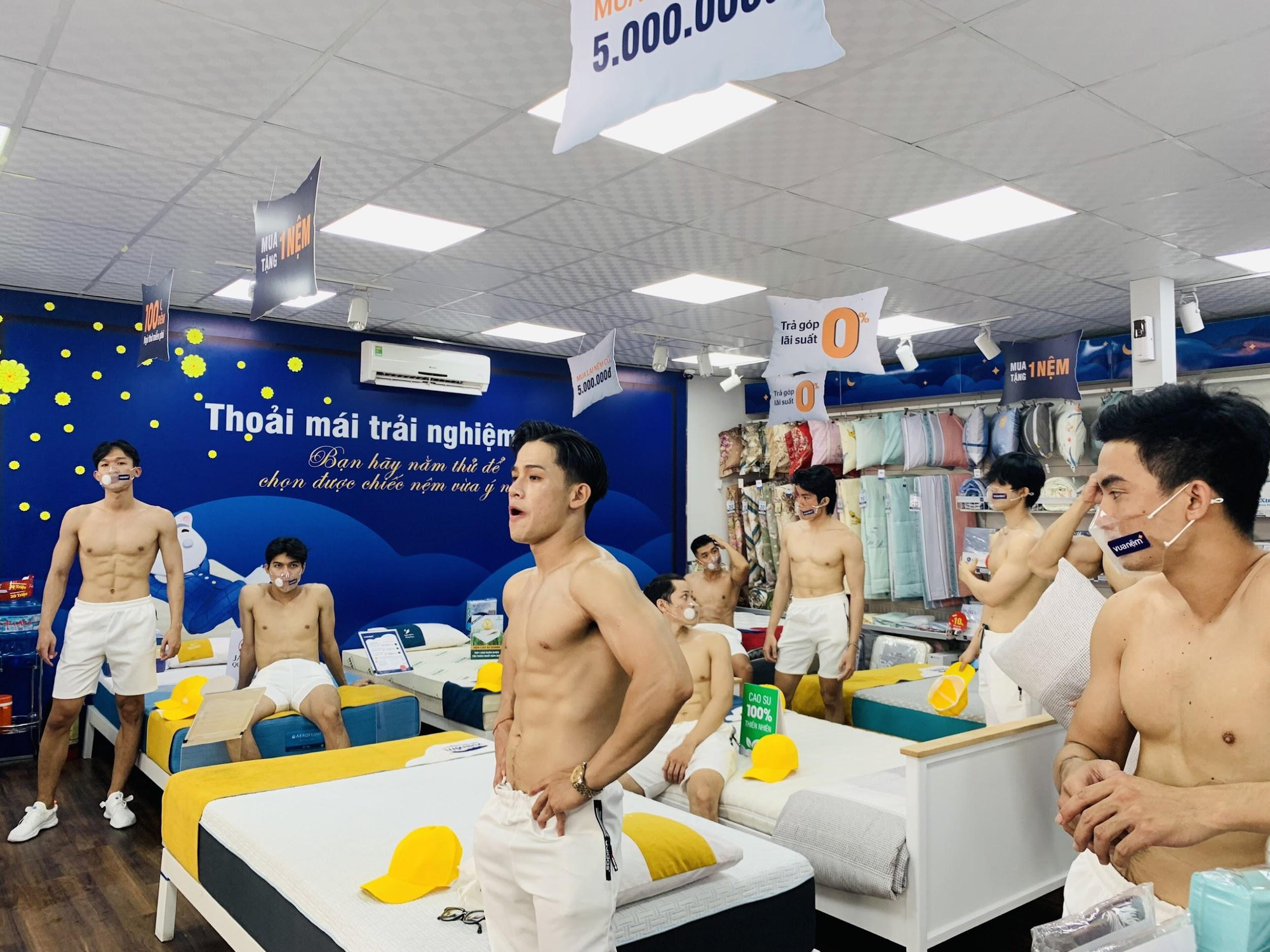 Theo ch&acirc;n d&agrave;n trai 6 m&uacute;i &ldquo;cực phẩm&rdquo; đang l&agrave;m mưa l&agrave;m gi&oacute; ng&agrave;y &ldquo;Thứ 6 đen tối&rdquo; xem c&oacute; g&igrave; th&uacute; vị - Ảnh 7.