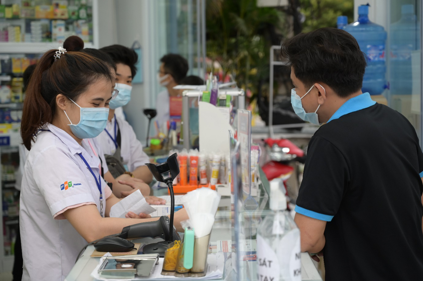 Hệ thống nhà thuốc FPT Long Châu dẫn đầu thị phần bán lẻ thuốc và thiết bị y tế - Ảnh 2.