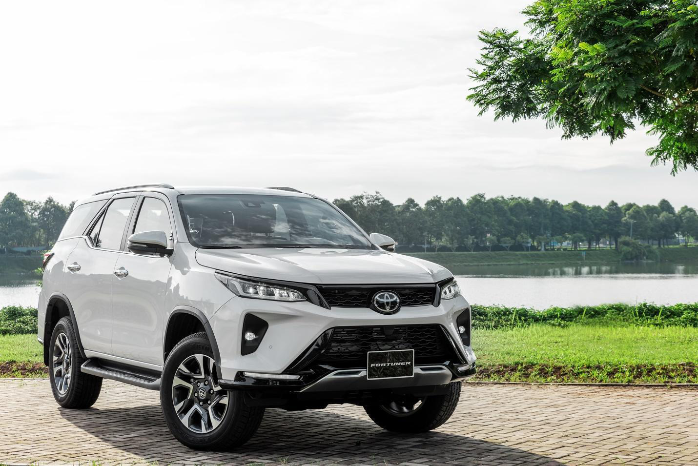 Toyota chơi lớn cuối năm, khách hàng Việt tiết kiệm hàng chục triệu đồng - Ảnh 1.