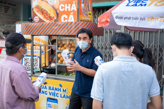 Quên bánh mì drama đi, bánh mì “tặng việc làm” khiến ai cũng phải quay xe - Ảnh 1.