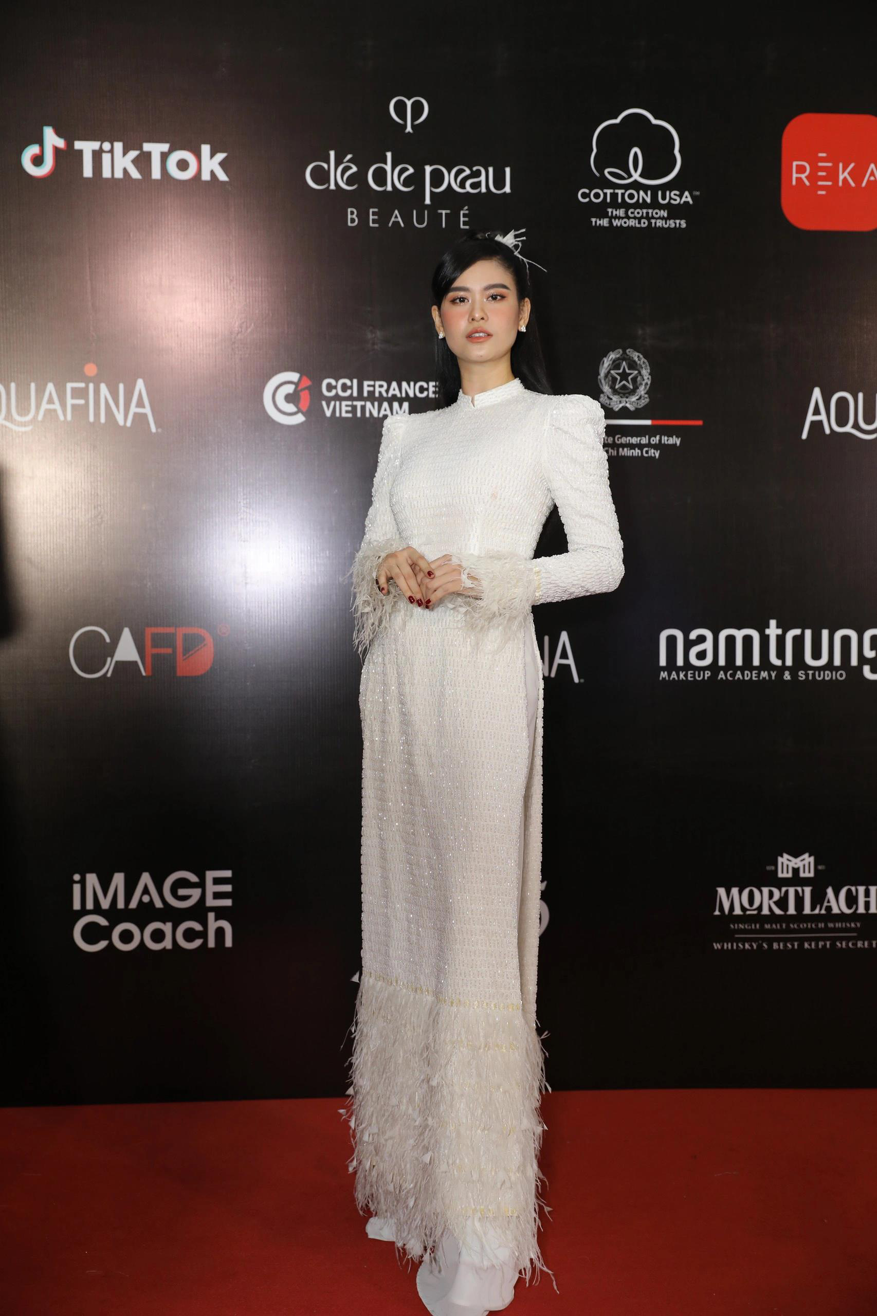 Hoa hậu Khánh Vân mặc áo dài dự thảm đỏ Tuần lễ Thời trang Việt Nam - Ảnh 2.