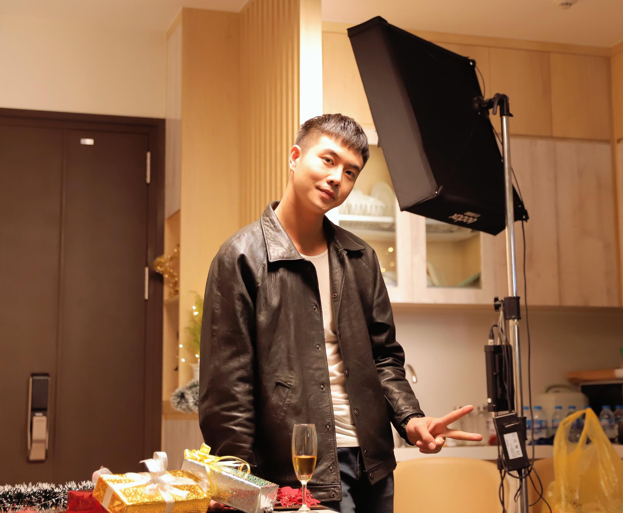Công an Đông “Phố trong làng” hóa bad boy bên gái lạ - Ảnh 1. Công an Đông “Phố trong làng” hóa bad boy bên gái lạ - Ảnh 1.