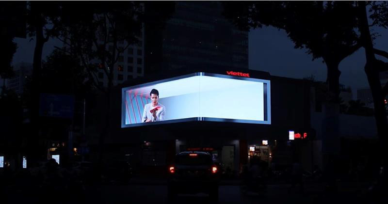Billboard 3D tại Sài Gòn gây sốt dịp Giáng sinh vì phát quà cho người đi đường - Ảnh 1.