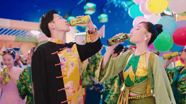 B&iacute;ch Phương đ&aacute;nh &uacute;p fan với MV Tết cực ho&agrave;nh tr&aacute;ng, năm qua kh&ocirc;ng thả b&ugrave;a y&ecirc;u nhưng lại gặp b&ugrave;a Lo - Ảnh 10.