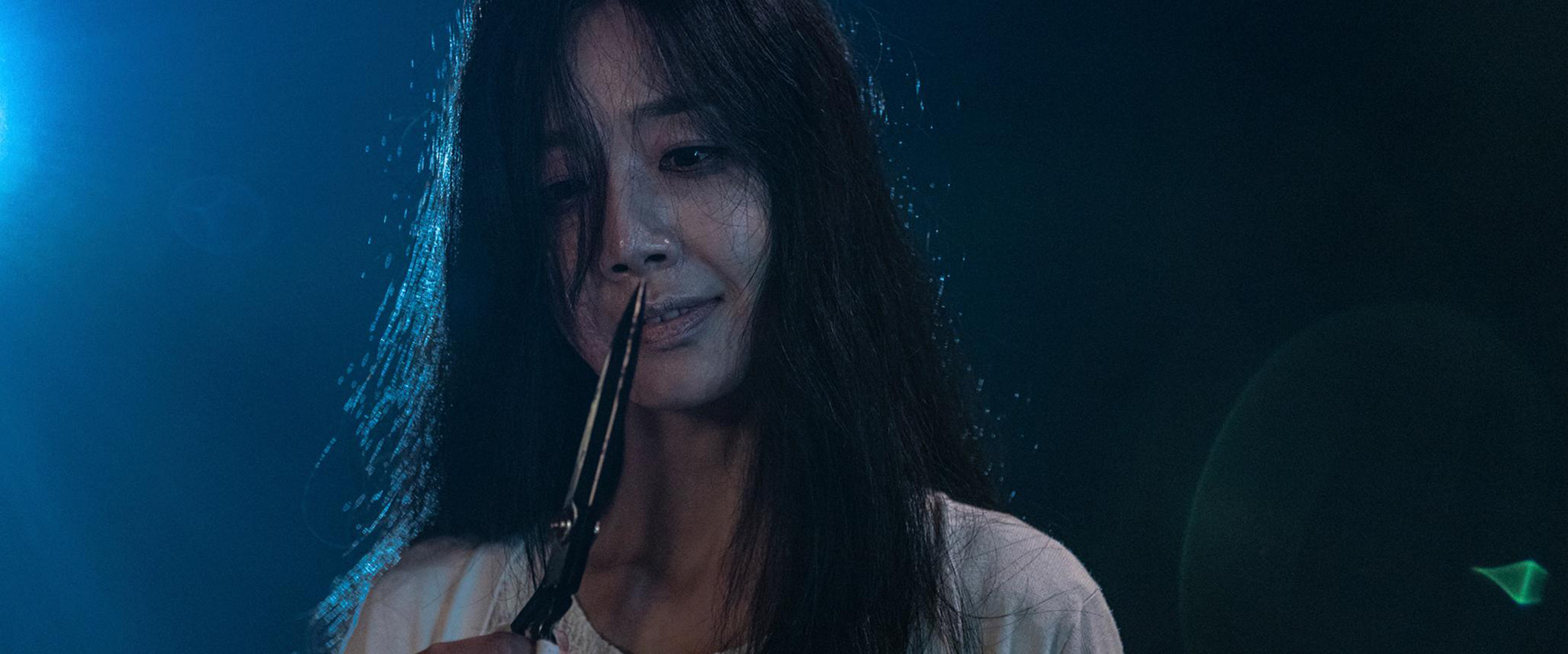 Sao K-Pop tái xuất trong phim kinh dị rùng rợn bậc nhất tháng 3 - Ảnh 7.