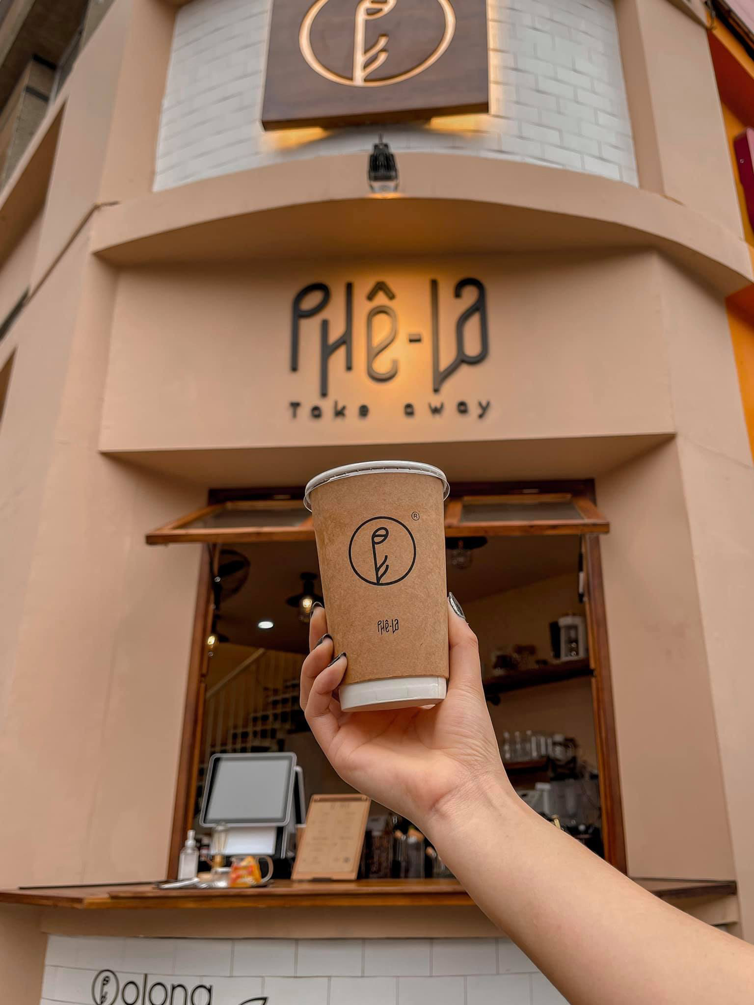 Quán trà ở Hà Nội “chơi trội” bán take-away hẳn trà ô long đặc sản ...
