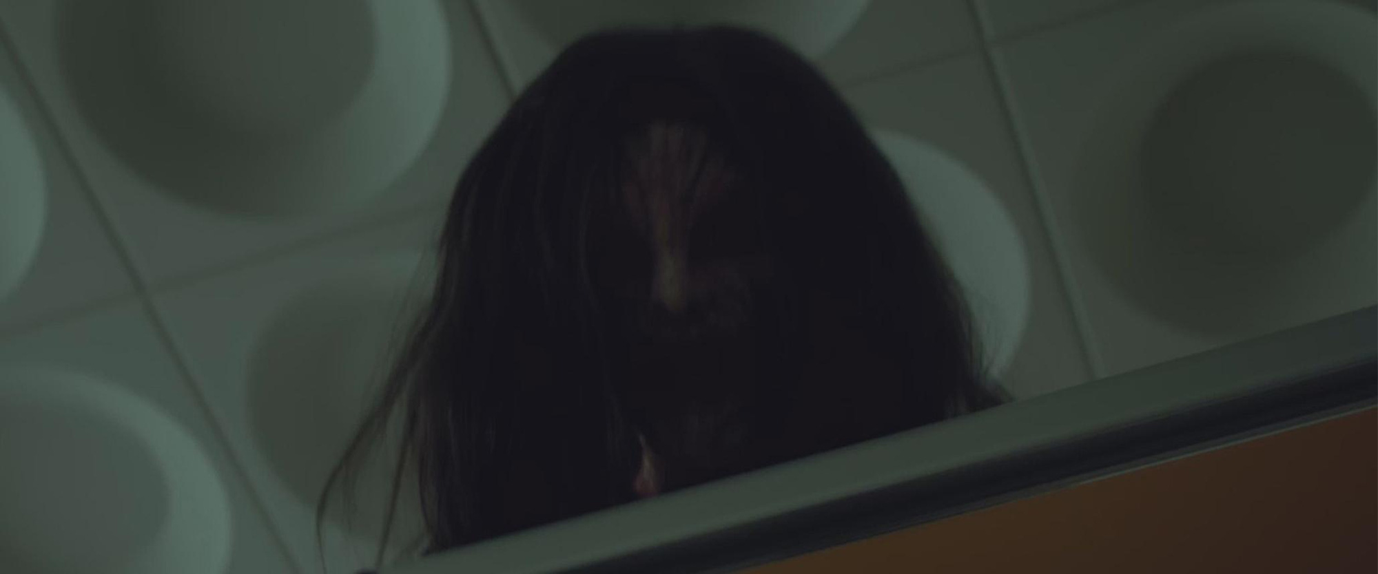 Sao K-Pop tái xuất trong phim kinh dị rùng rợn bậc nhất tháng 3 - Ảnh 5.