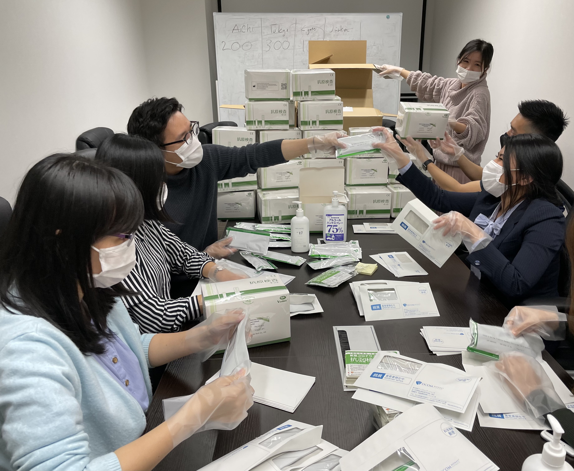 Doanh nghiệp tại Nhật tặng hơn 1.000 bộ xét nghiệm nhanh Covid-19 cho kiều bào Việt Nam - Ảnh 3.