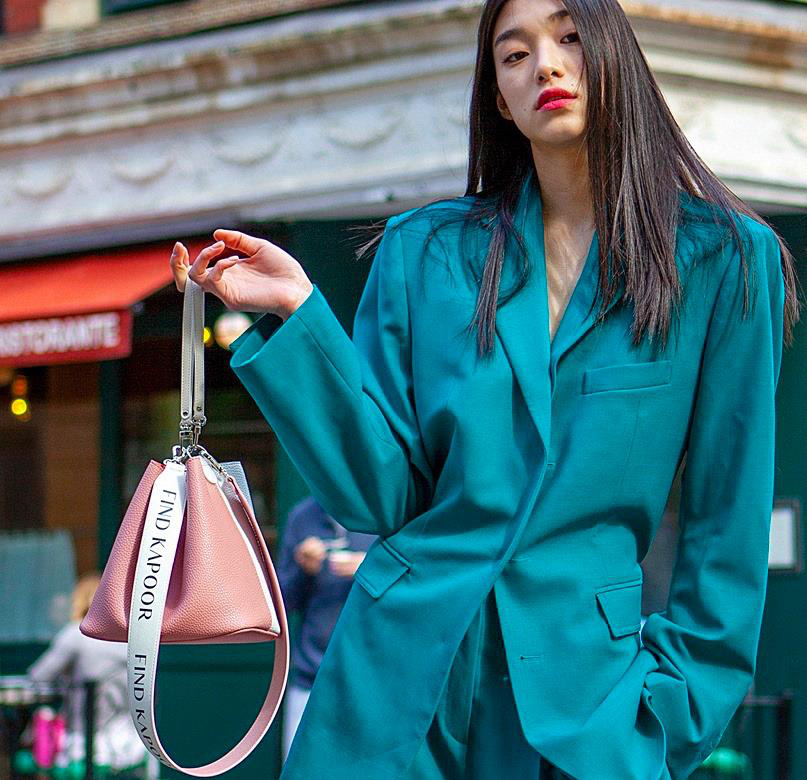 Muôn kiểu phối đồ như fashionista với một chiếc túi Bucket của Find Kapoor - Ảnh 4.