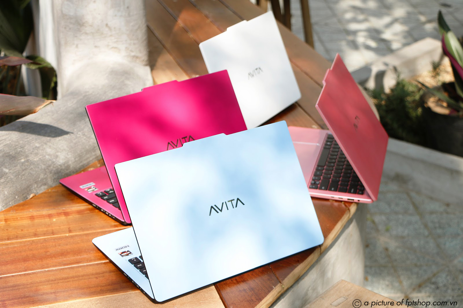 Ngắm nhìn vẻ đẹp trẻ trung của laptop AVITA, “anh em một nhà” với laptop VAIO đình đám - Ảnh 1.
