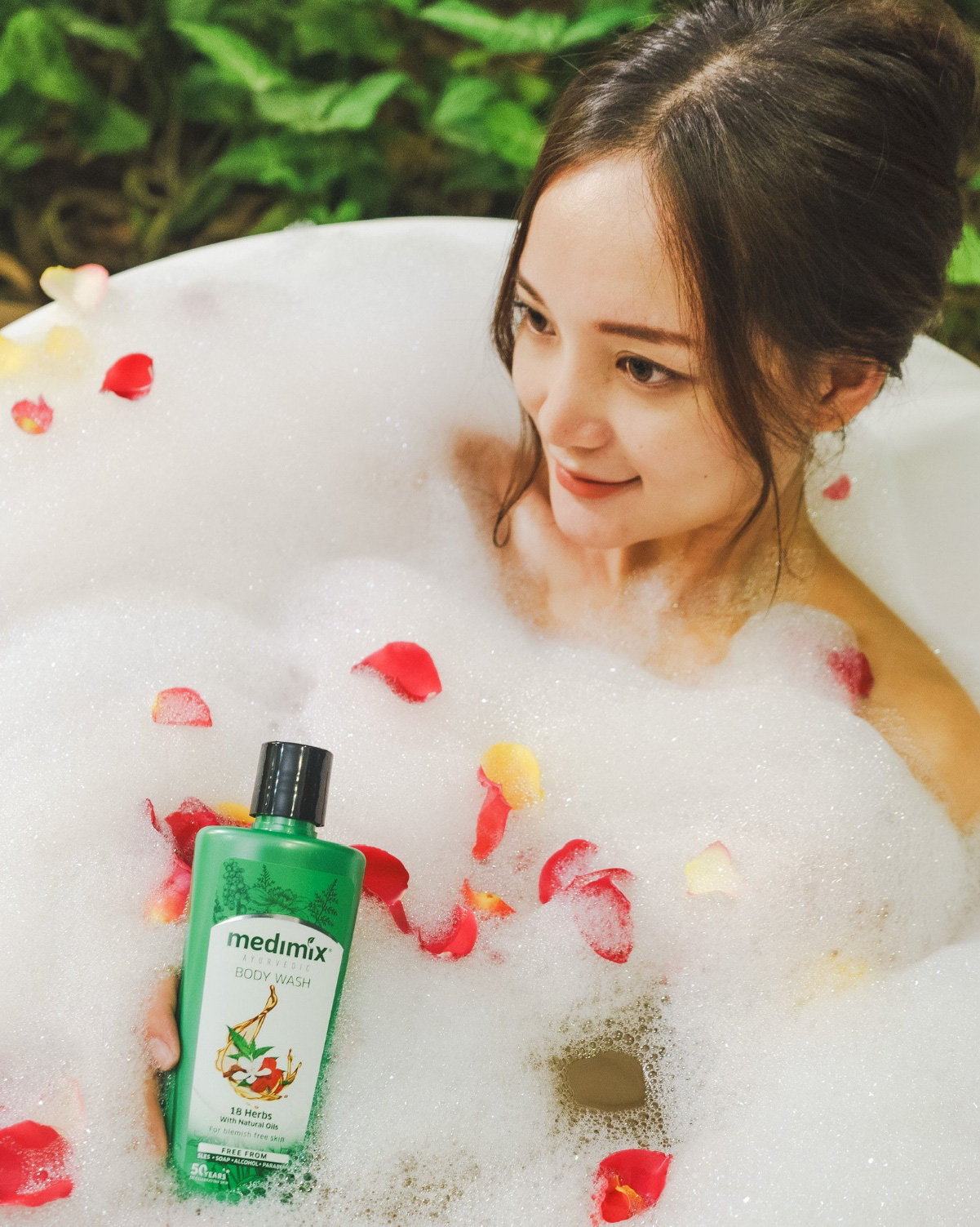 Học lỏm bí kíp hữu hiệu đánh bay mụn và thâm cơ thể của các hot girl hè này - Ảnh 7.