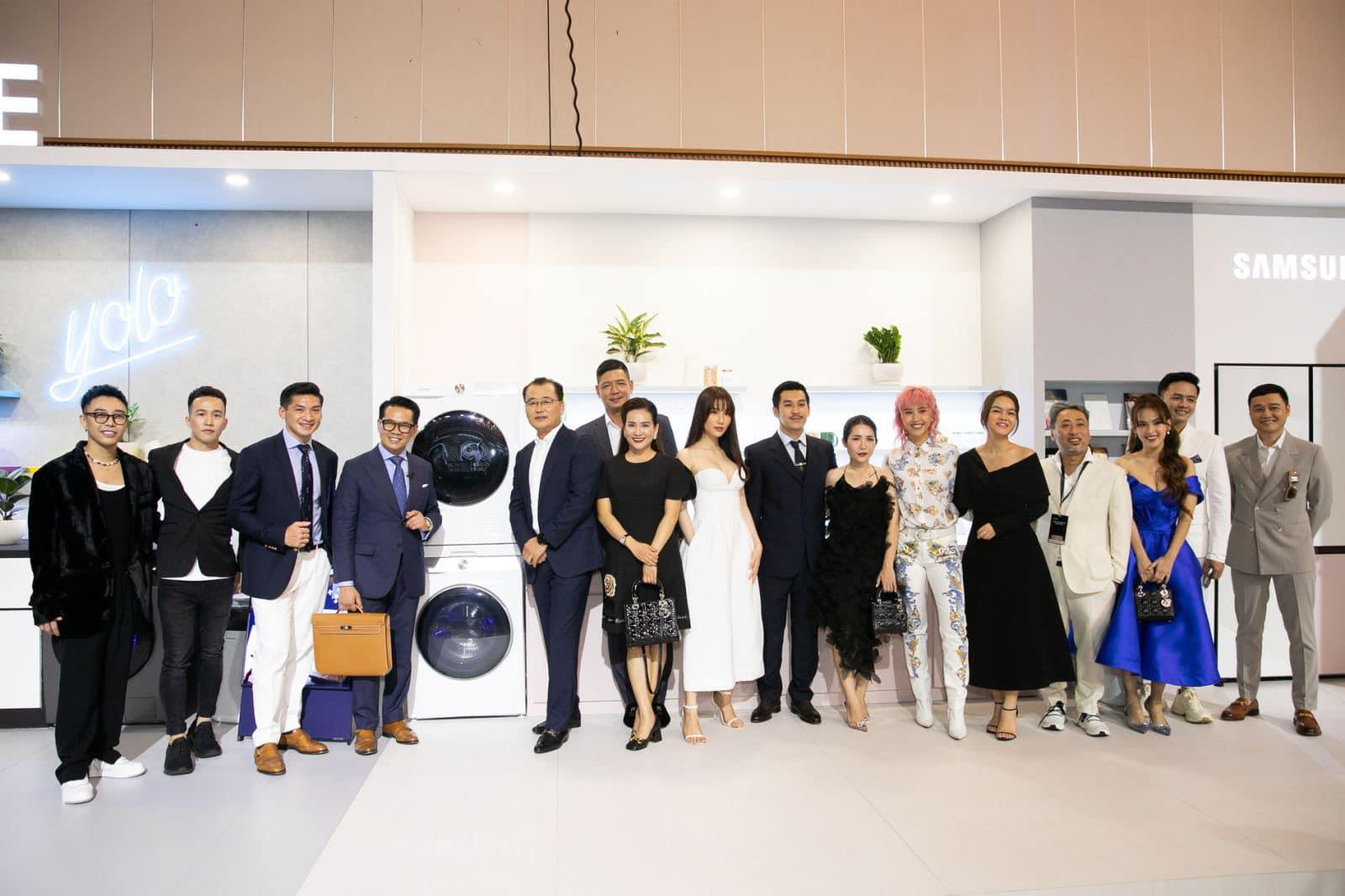 Có gì trong chiếc máy giặt thông minh mới khiến Phạm Quỳnh Anh cho tới vợ chồng đạo diễn Victor Vũ đều mê mẩn? - Ảnh 2. Có gì trong chiếc máy giặt thông minh mới khiến Phạm Quỳnh Anh cho tới vợ chồng đạo diễn Victor Vũ đều mê mẩn? - Ảnh 2.
