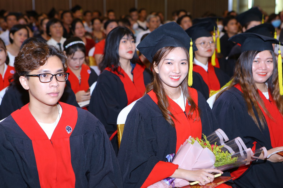 “Xịn” như sinh viên nhà người ta, đi nhận bằng tốt nghiệp có cả “sếp” đến chúc mừng - Ảnh 3.