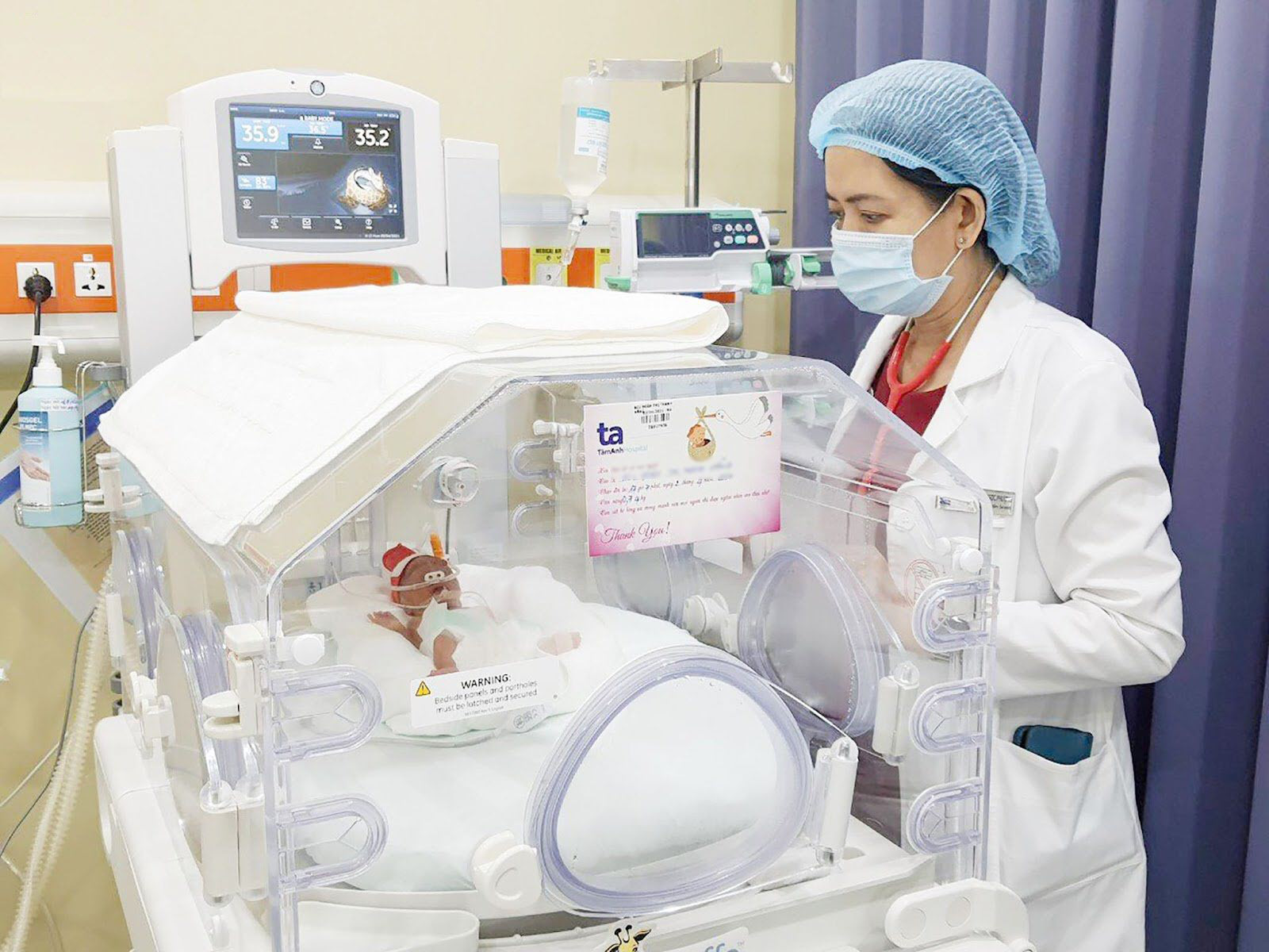 Hy hữu giữ thai nhi 5 tuần trong bụng mẹ dù đã có lúc chân sa ra ngoài âm đạo - Ảnh 3.