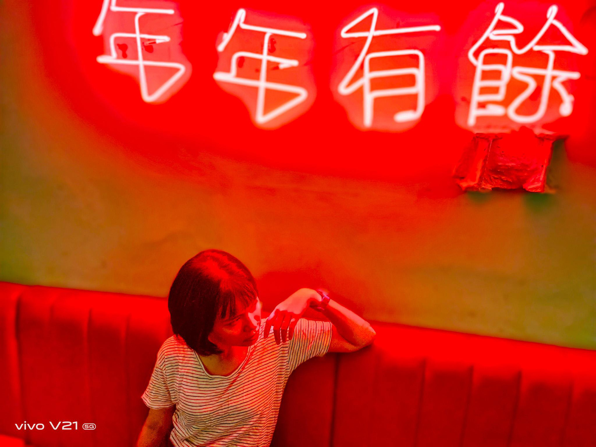 Học ngay cách chụp ảnh chuẩn style nàng thơ, đậm chất Hồng Kông, đăng Instagram là hút bão like - Ảnh 1.