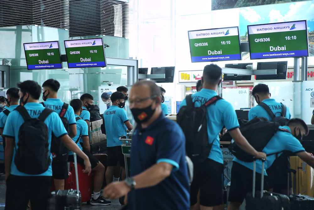 HLV Park Hang-seo cùng các học trò bay thẳng tới UAE trên chuyên cơ Bamboo Airways dự vòng loại World Cup 2022 - Ảnh 1. HLV Park Hang-seo cùng các học trò bay thẳng tới UAE trên chuyên cơ Bamboo Airways dự vòng loại World Cup 2022 - Ảnh 1.