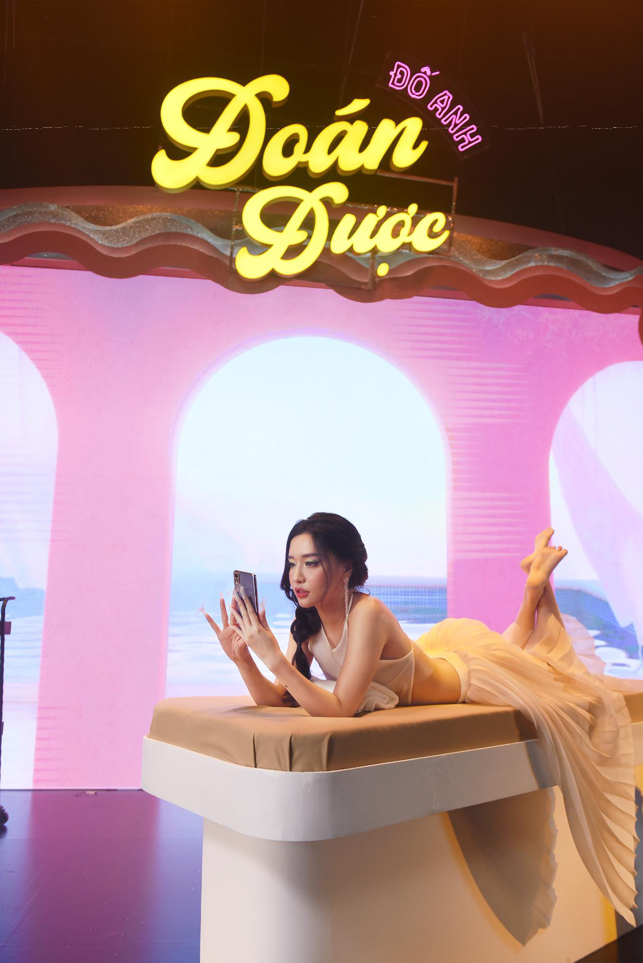 Bích Phương “đố anh đoán được” trong MV, nhưng cái kết mới khiến cộng đồng mạng bất ngờ hơn - Ảnh 3. Bích Phương “đố anh đoán được” trong MV, nhưng cái kết mới khiến cộng đồng mạng bất ngờ hơn - Ảnh 3.