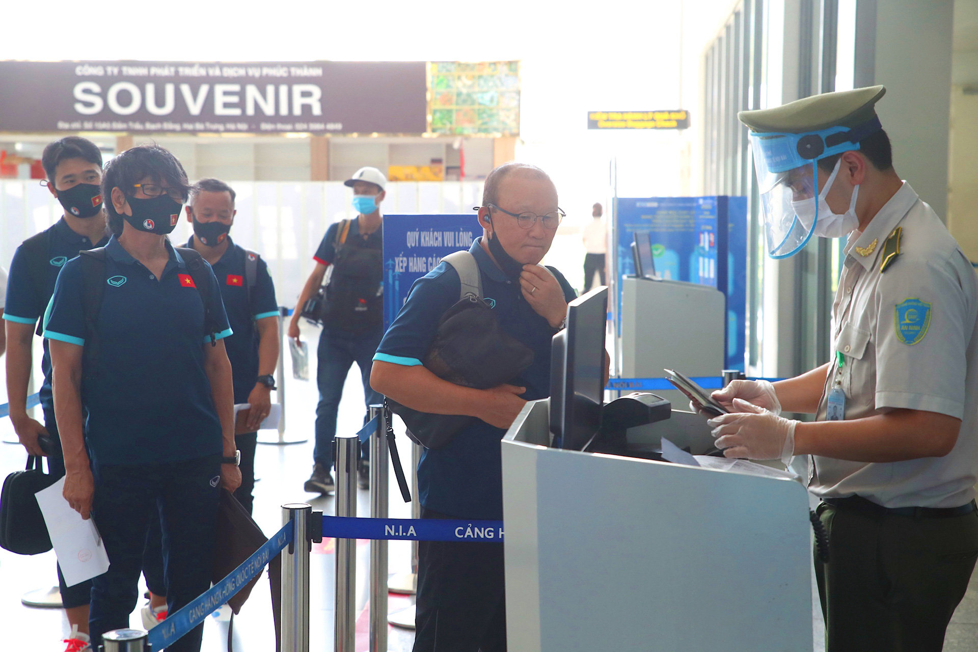 HLV Park Hang-seo cùng các học trò bay thẳng tới UAE trên chuyên cơ Bamboo Airways dự vòng loại World Cup 2022 - Ảnh 5. HLV Park Hang-seo cùng các học trò bay thẳng tới UAE trên chuyên cơ Bamboo Airways dự vòng loại World Cup 2022 - Ảnh 5.